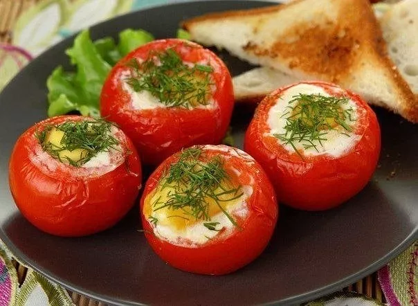 Яйца, запеченные с помидорами