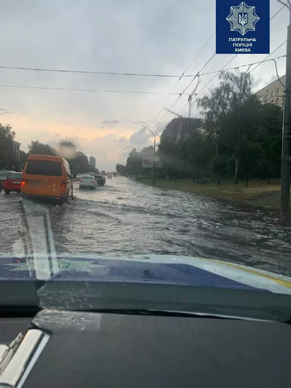 Дождь затопил магистрали. Фото: Патрульная полиция