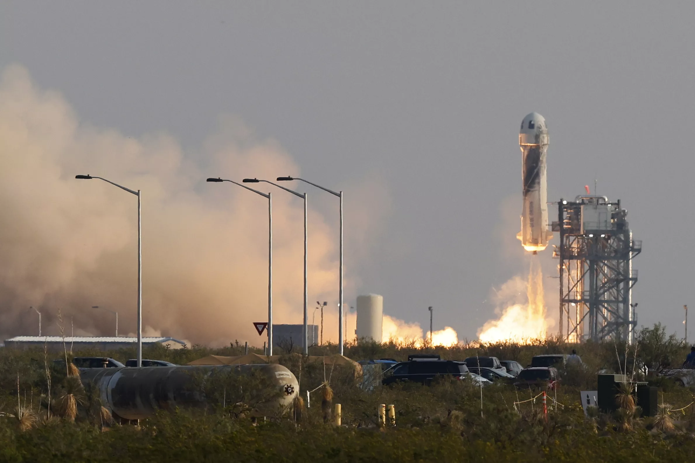 Перші секунди зльоту ракети з мільярдером. Фото: REUTERS / Joe Skipper