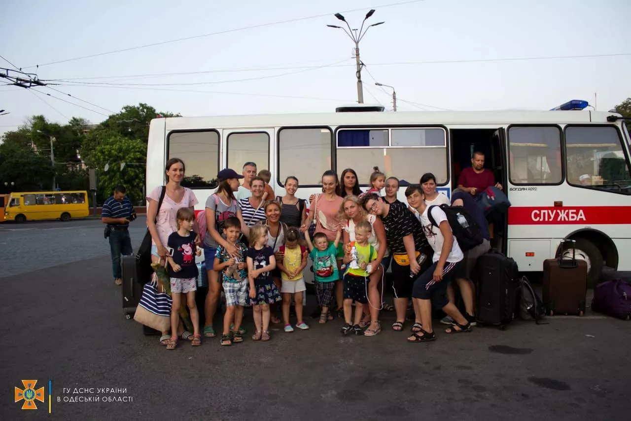 Группа туристов, которых спасли и доставили на железнодорожный вокзал. Фото ДСНС Украины