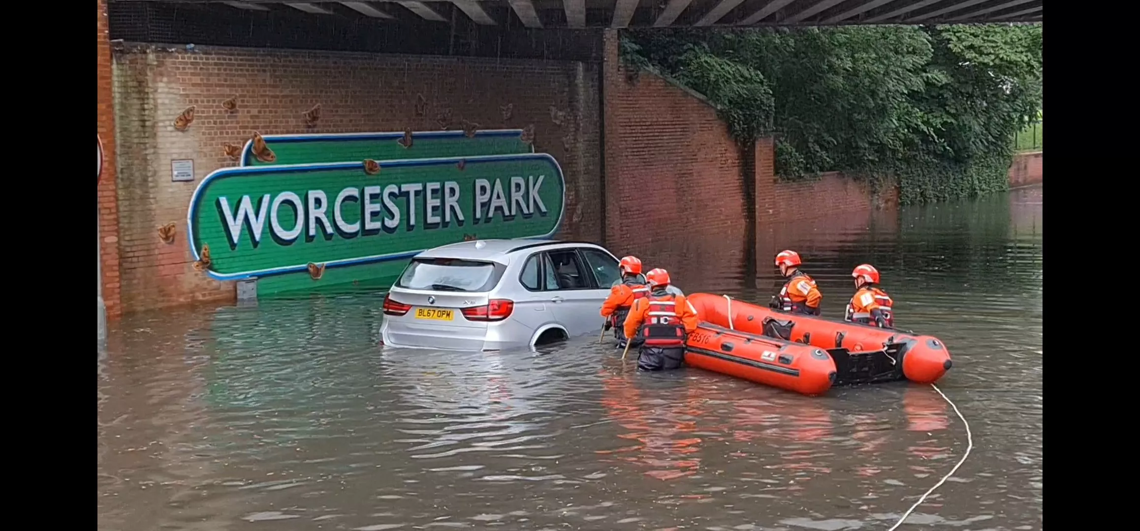 Потоп в пригороде Лондона/twitter.com/mrbennbenn