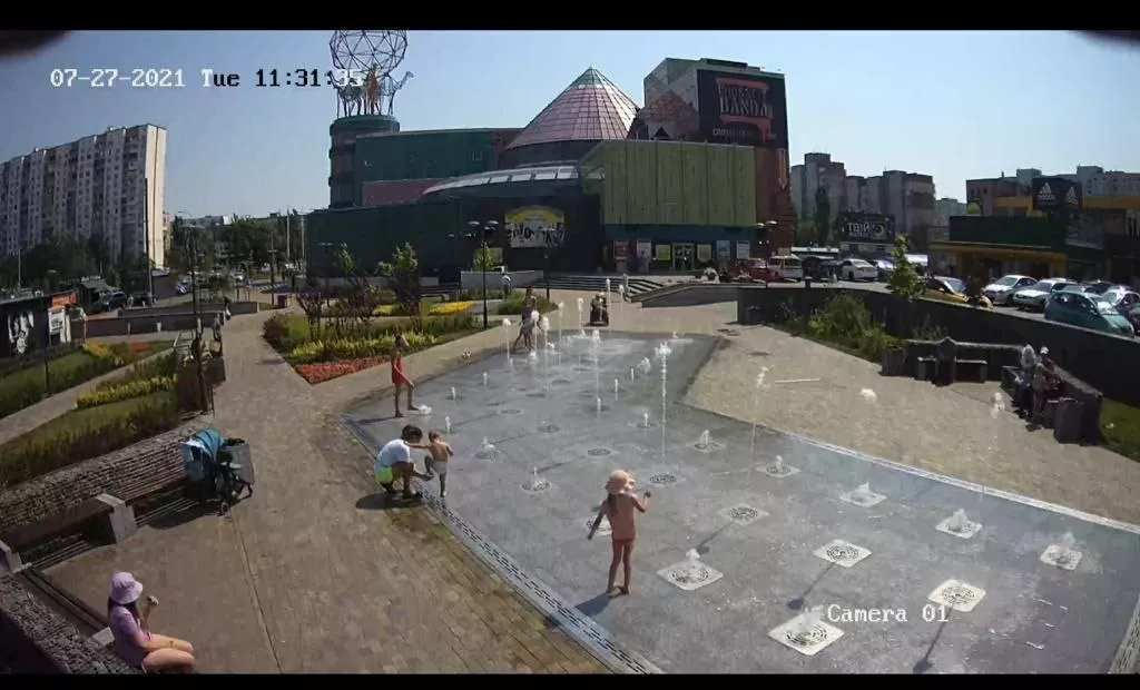 "Сухий" фонтан в Києві. Фото з відеокамер спостереження