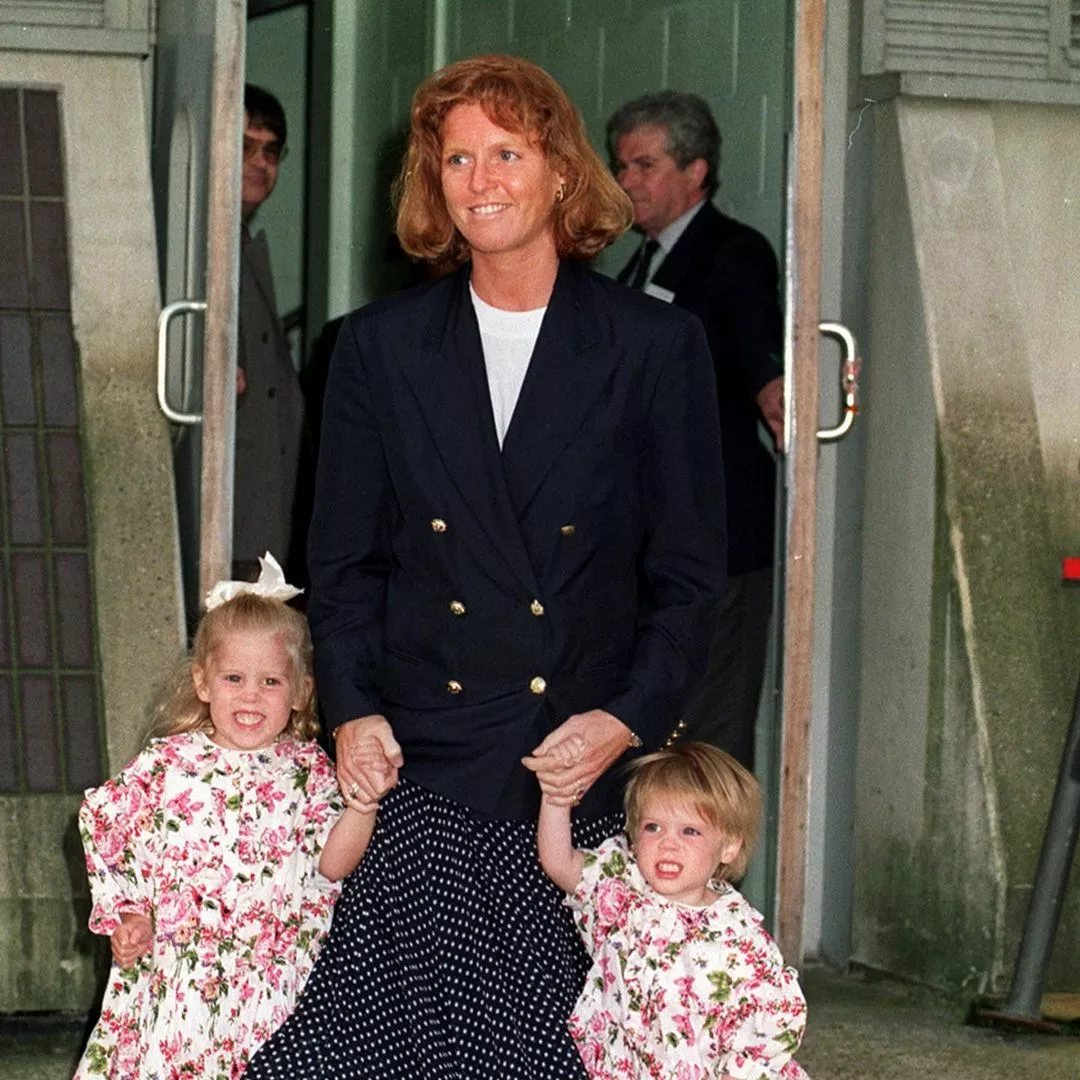 Сара Фергюсон в молодости со своими дочками – принцессами Беатрис и Евгенией