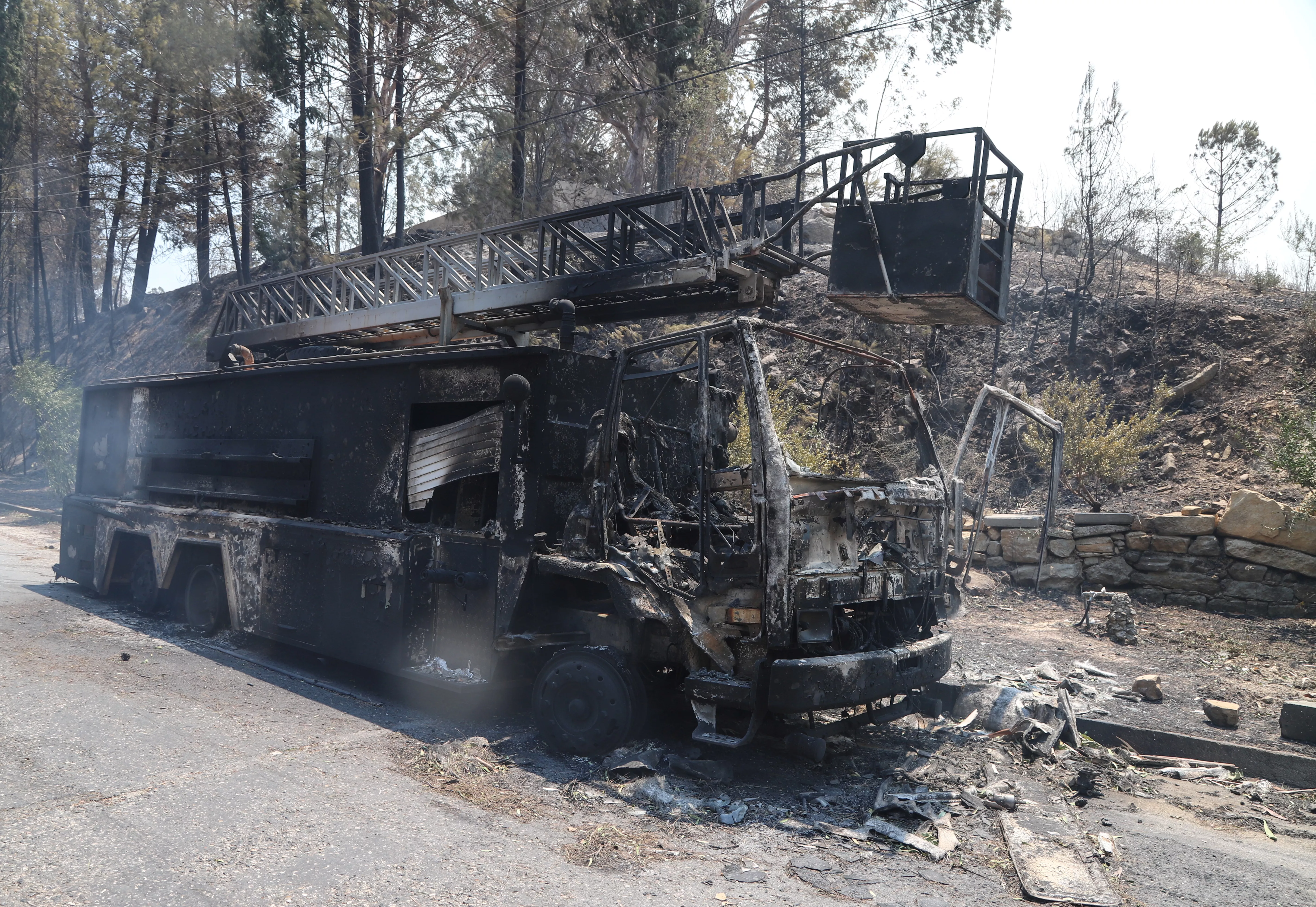 Даже пожарным не удается спасти свое имущество от огня / Фото Reuters , Kaan Soyturk