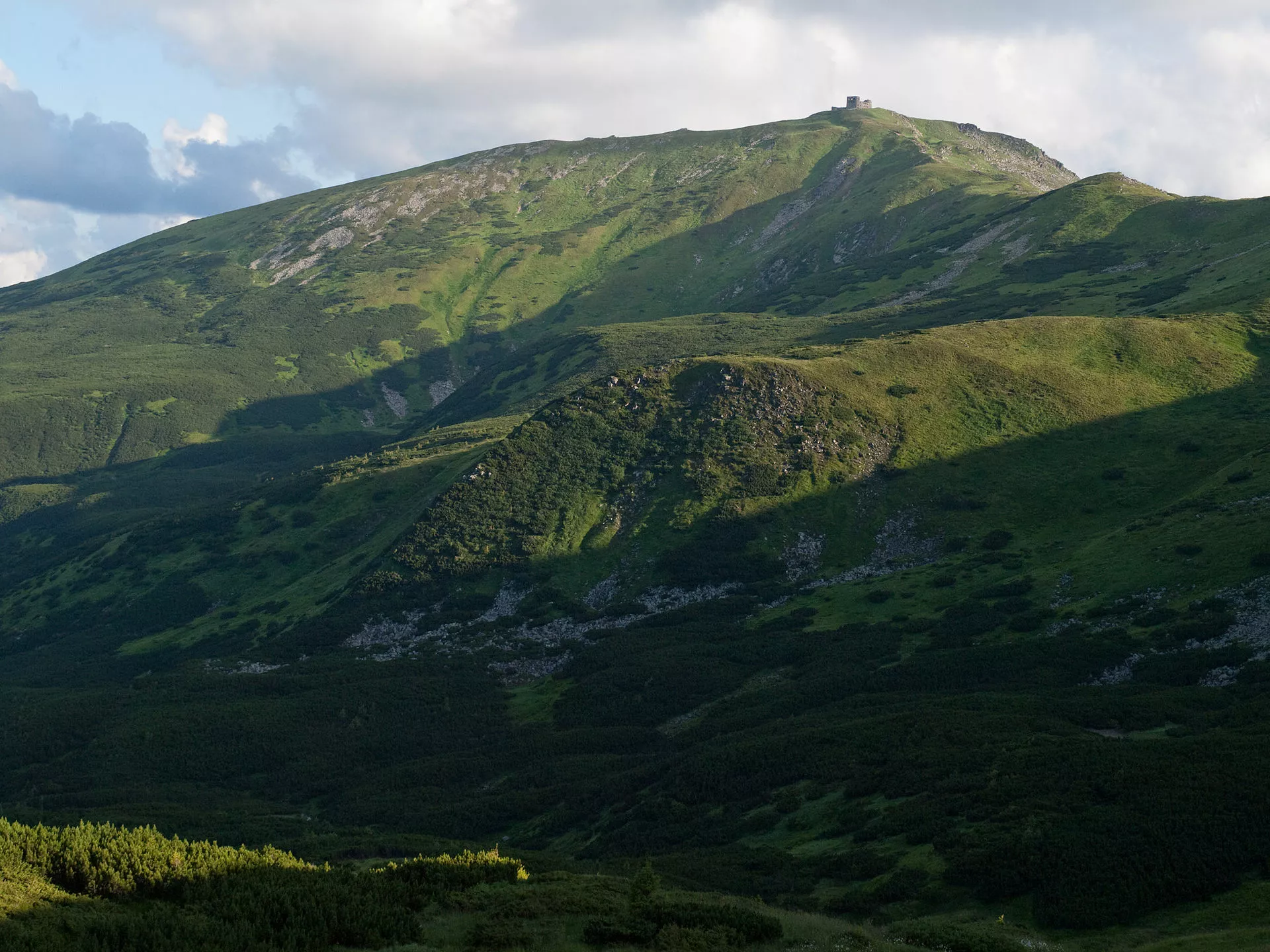 Гора Піп Іван Чорногірський висотою 2028 метрів