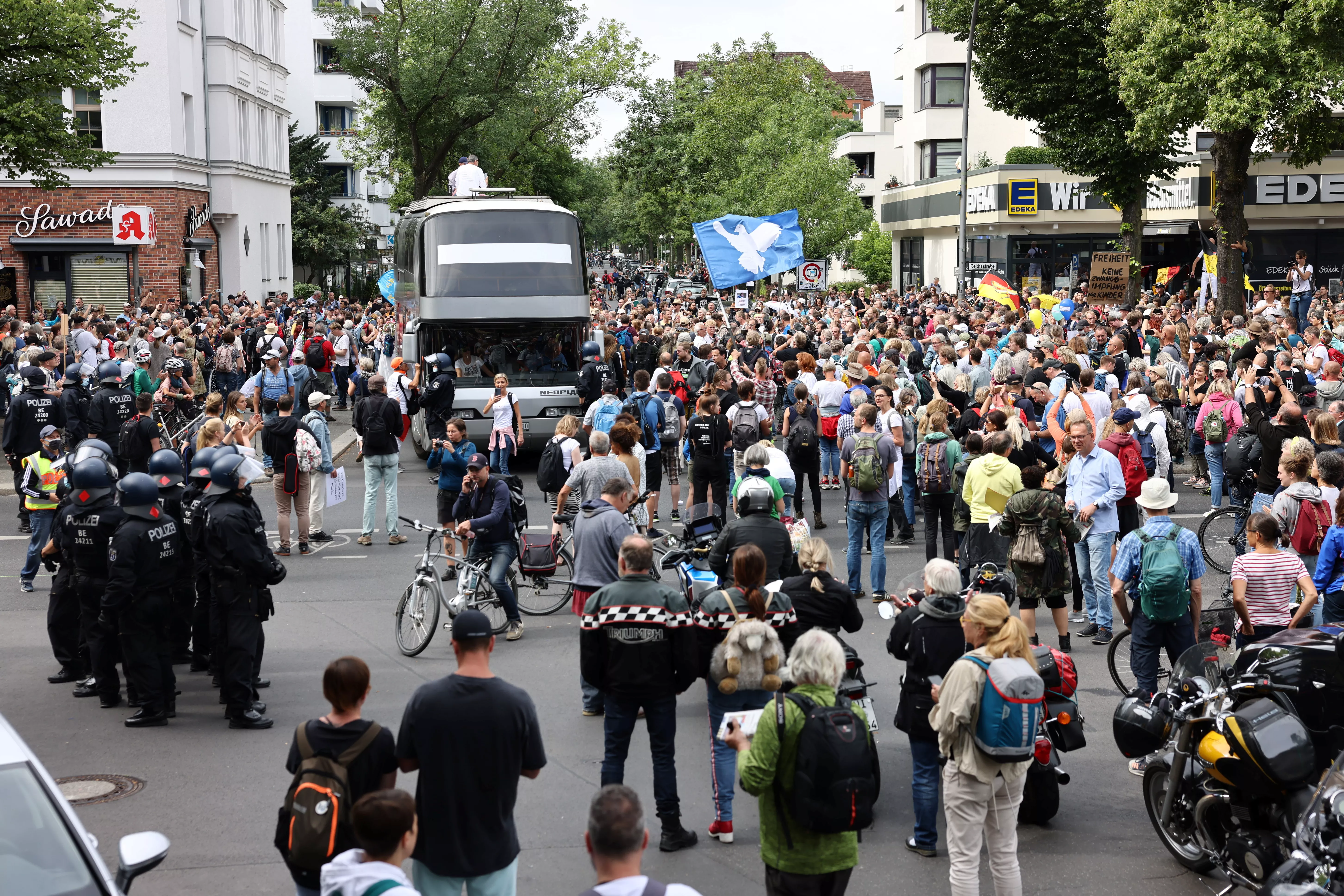 В Берлине протестовали против ограничений из-за коронавируса