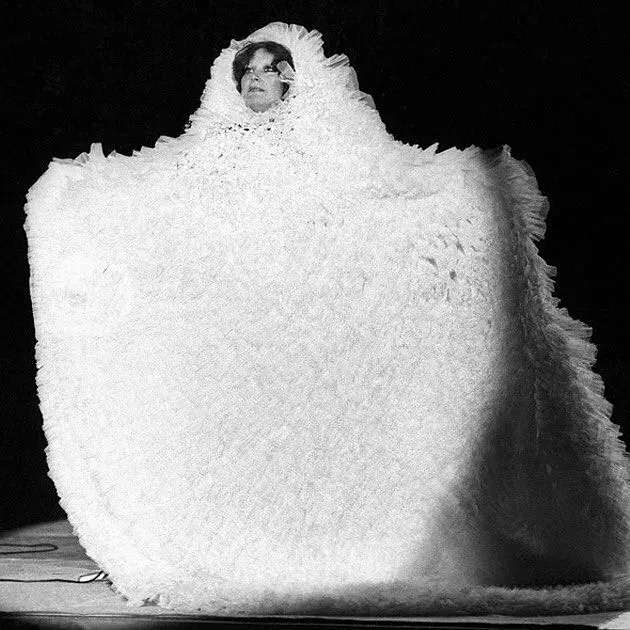 Алла Пугачова в костюмі "айсберга" на сцені в 1984 році