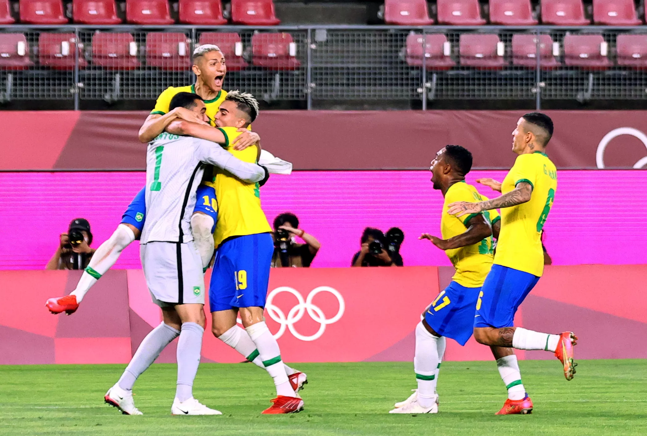 Гравці збірної Бразилії святкують вихід у фінал Олімпіади-2020 в Токіо