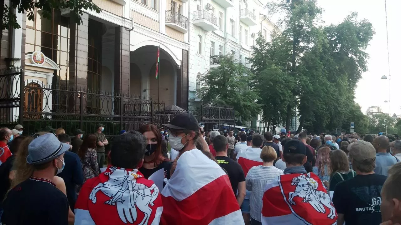 К посольству Беларуси в Киеве пришли несколько сотен человек / Фото Игоря Серова