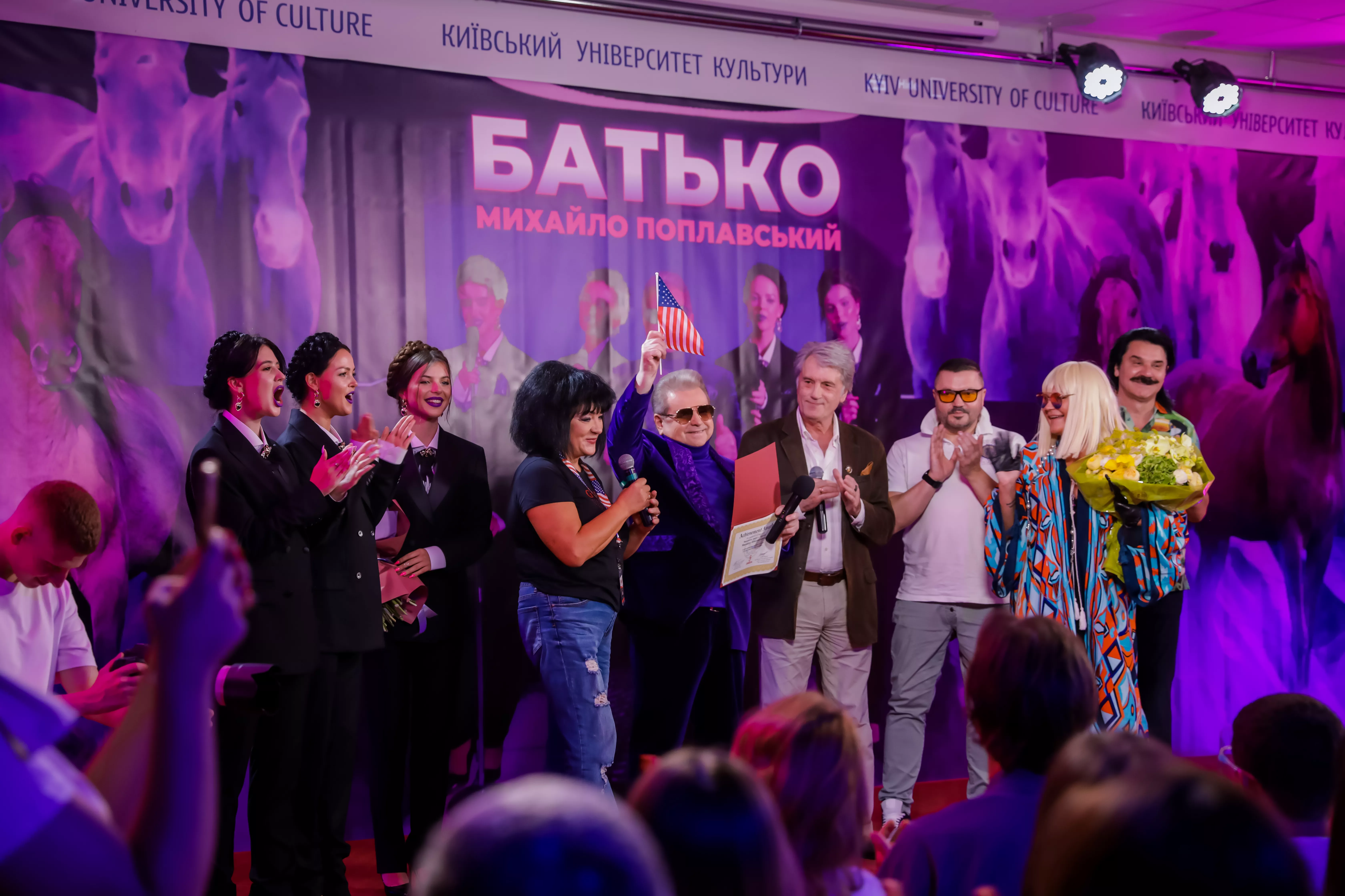 Наталья Багмут наградила Михаила Поплавского за популяризацию украинской песни в США