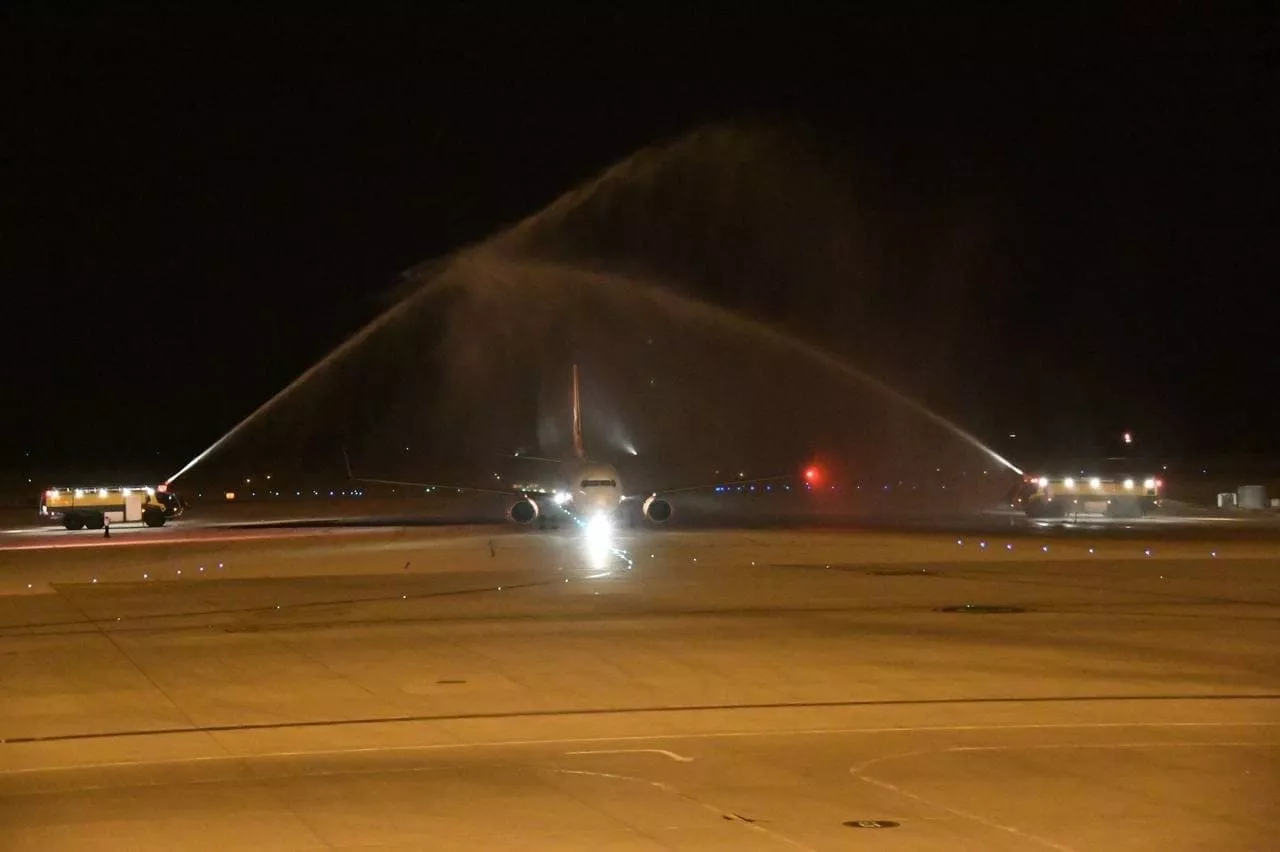 По традиции, когда самолет совершает свой первый новый рейс, его поливают струями воды. Фото: SkyUp