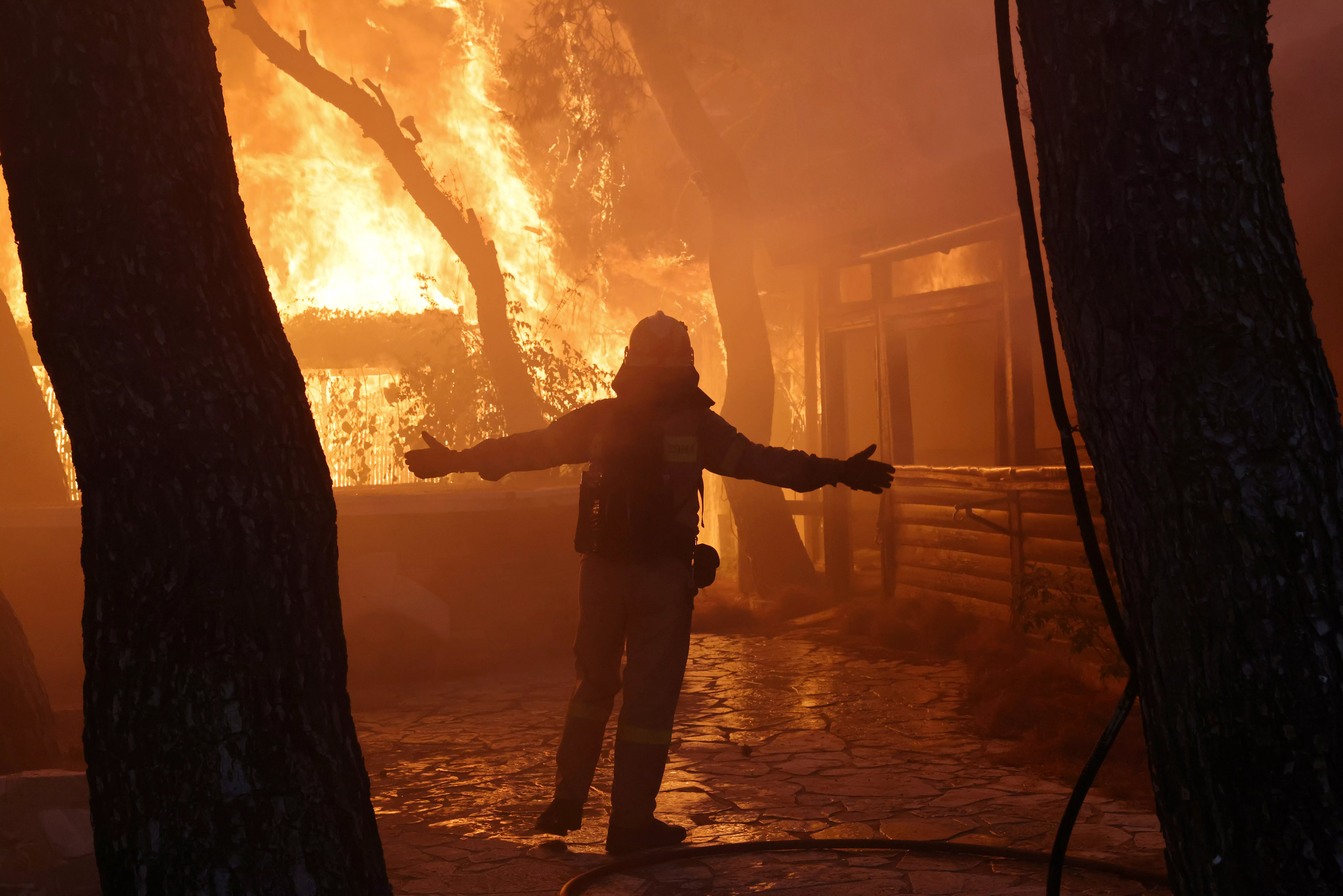 Огнеборцы круглосуточно пытаются сдержать стену огня / Фото Reuters