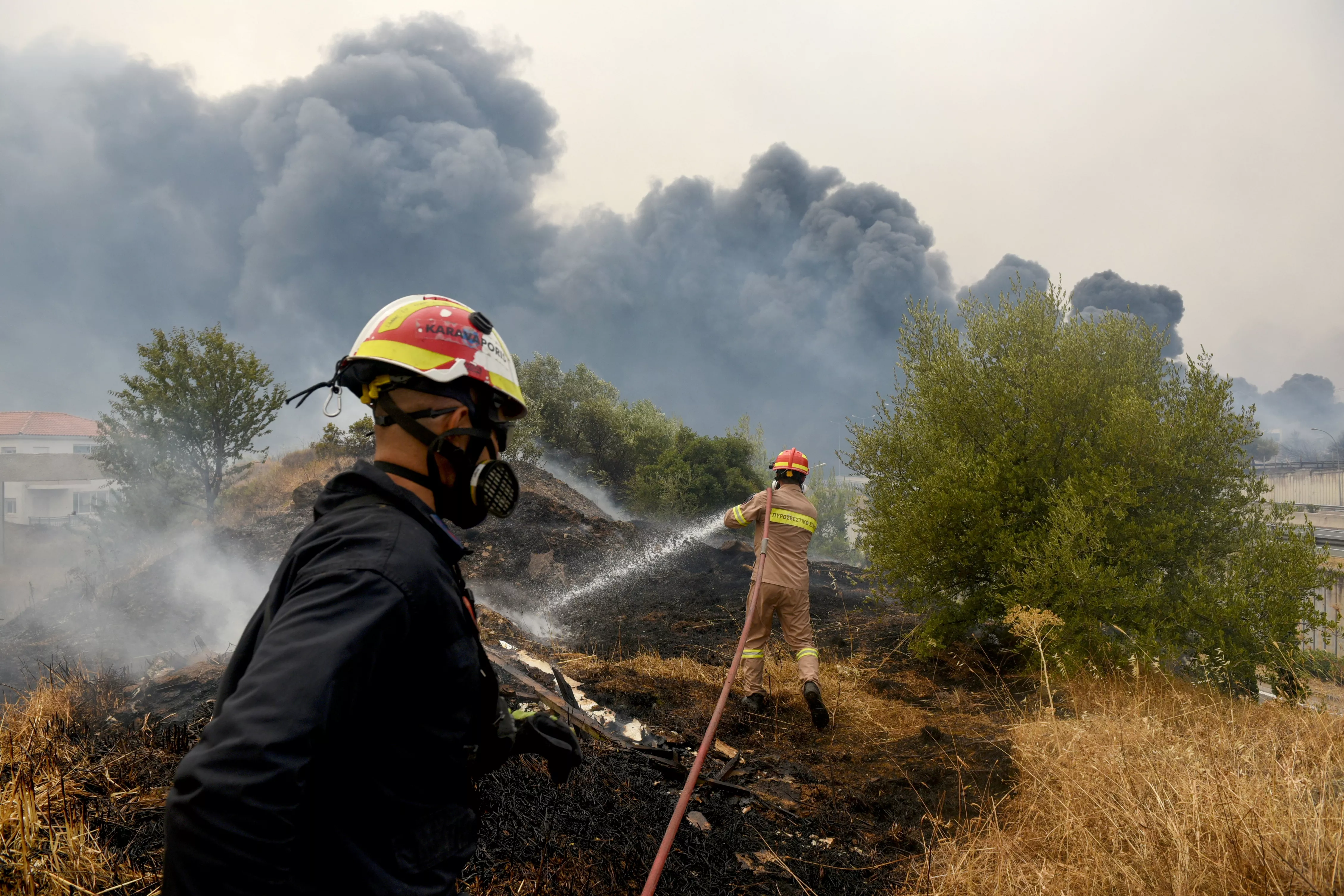 Греческие пожарные сутками ведут свою борьбу с огнем / Фото Reuters