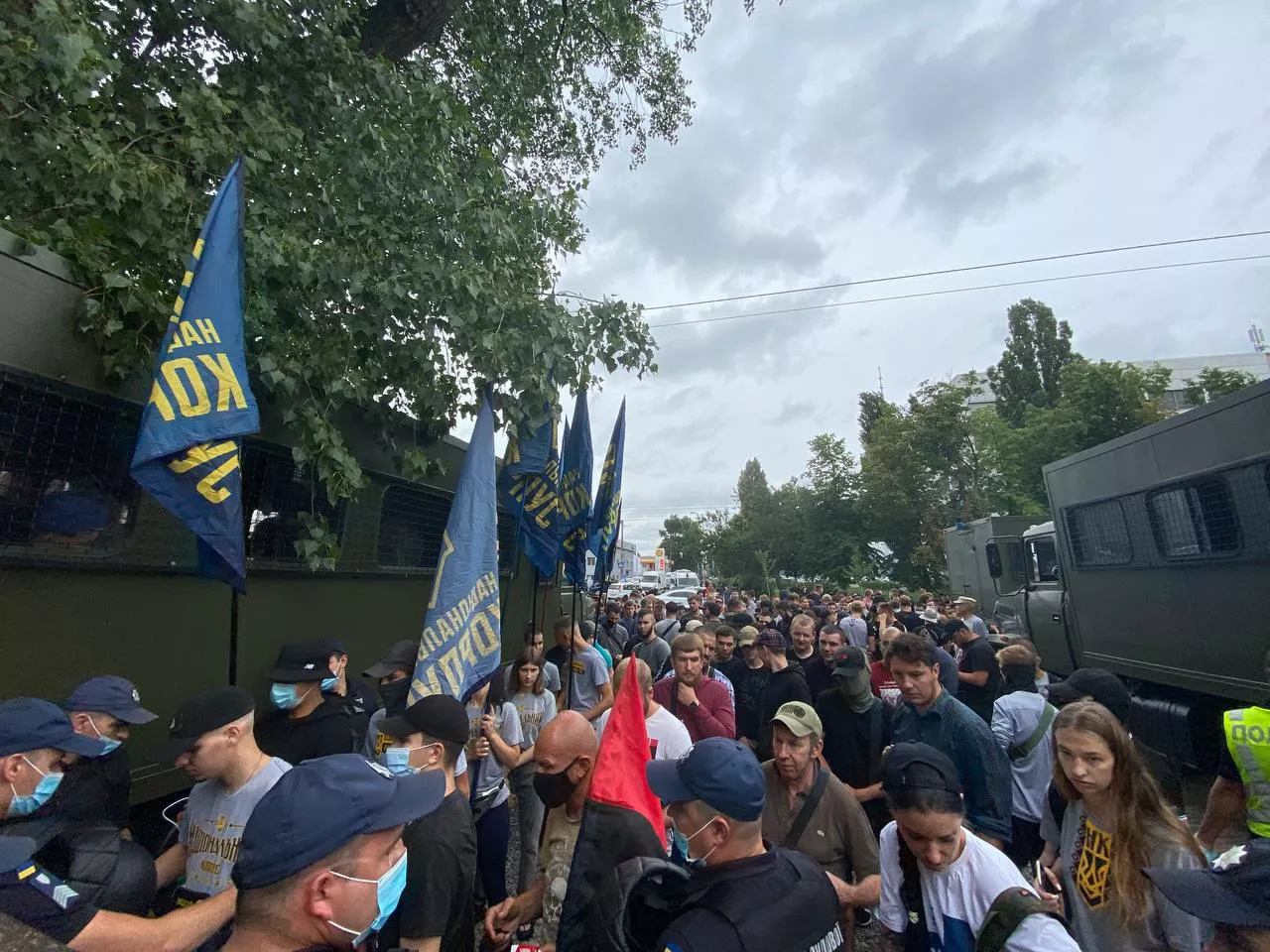 Під будівлю суду прийшло близько сотні прихильників "Нацкорпусу" / Фото "Сегодня"