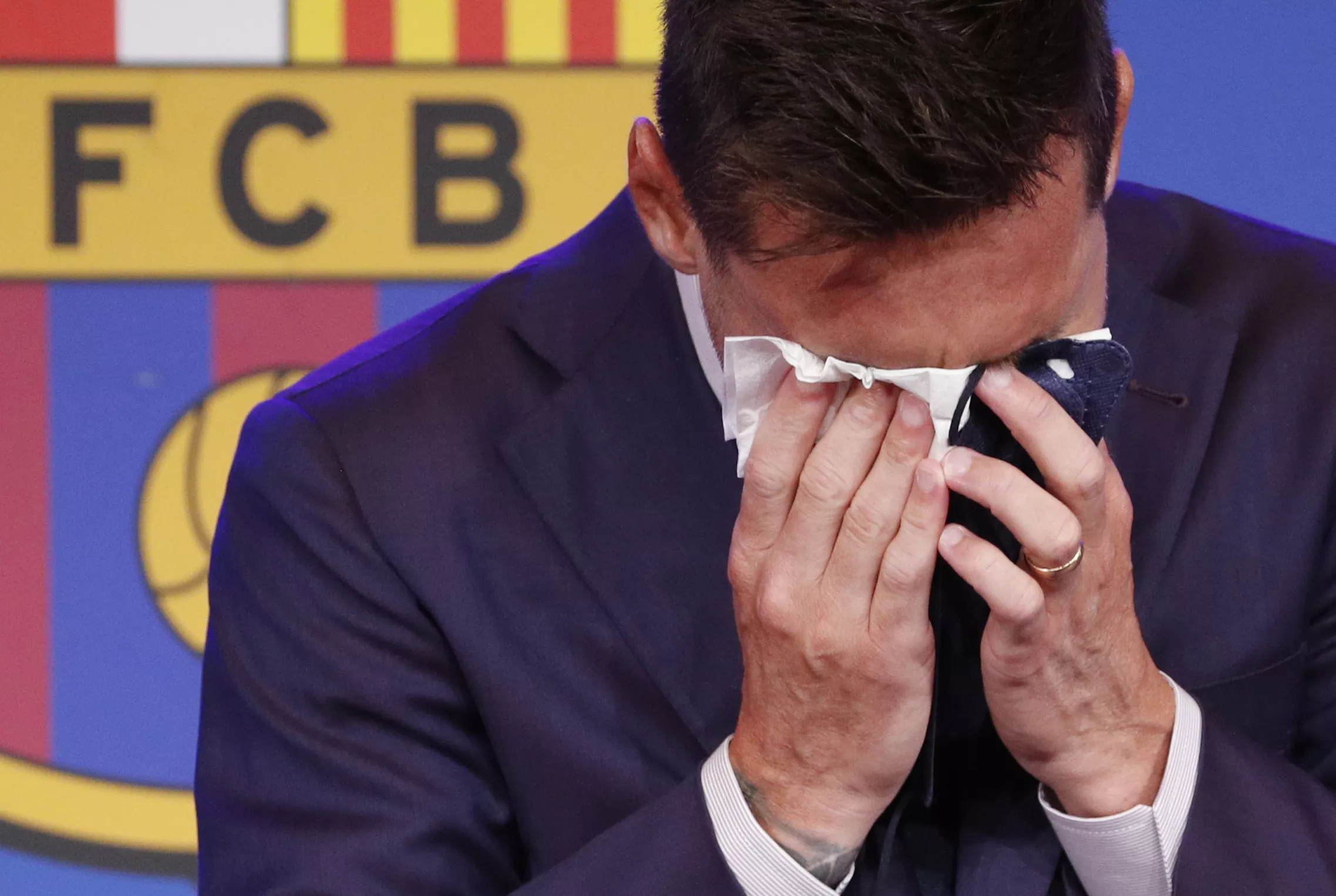 Ліонель Мессі плаче під час прощання з Барселоною