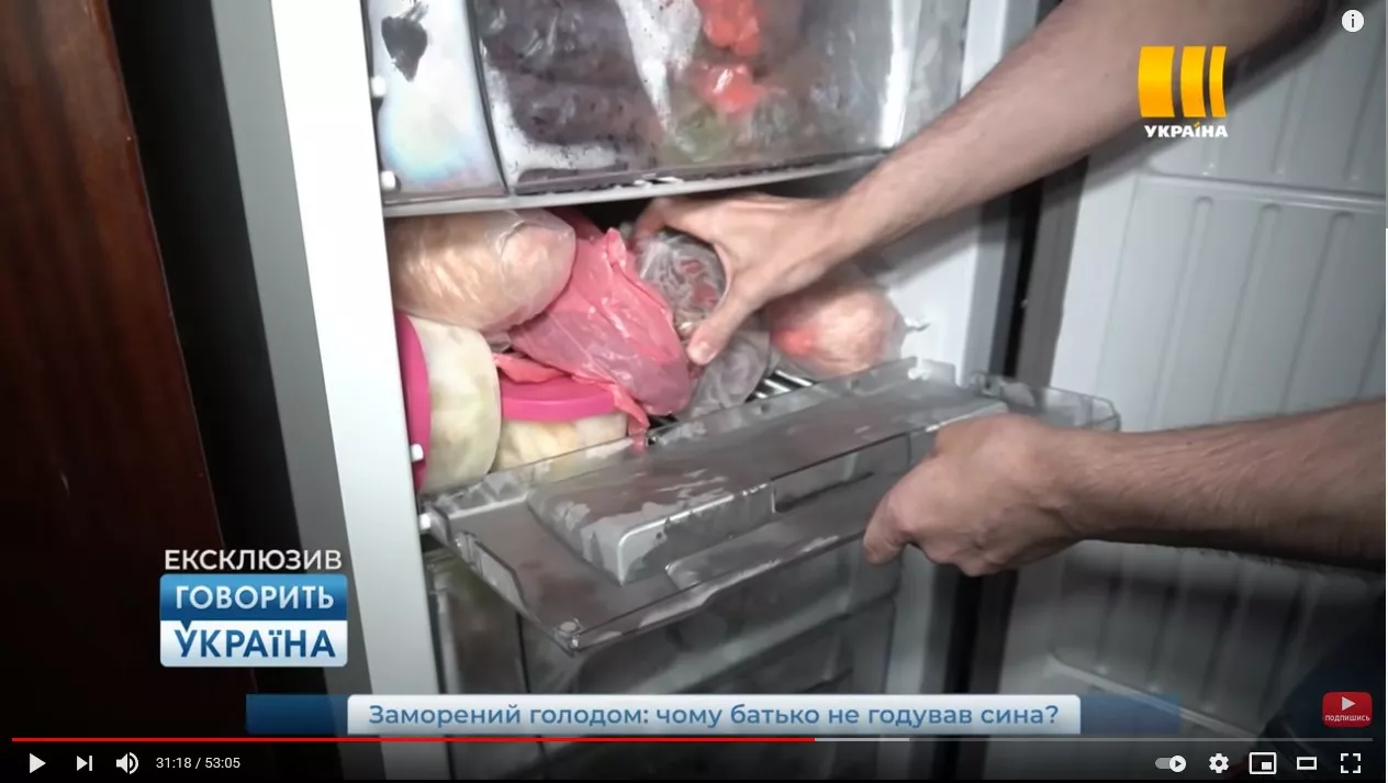 Морозильная камера и холодильник семьи забиты продуктами