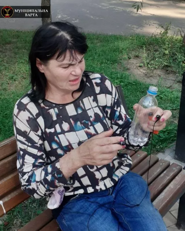 Женщина находилась в состоянии алкогольного опьянения. Фото: Муниципальная охрана/Telegram