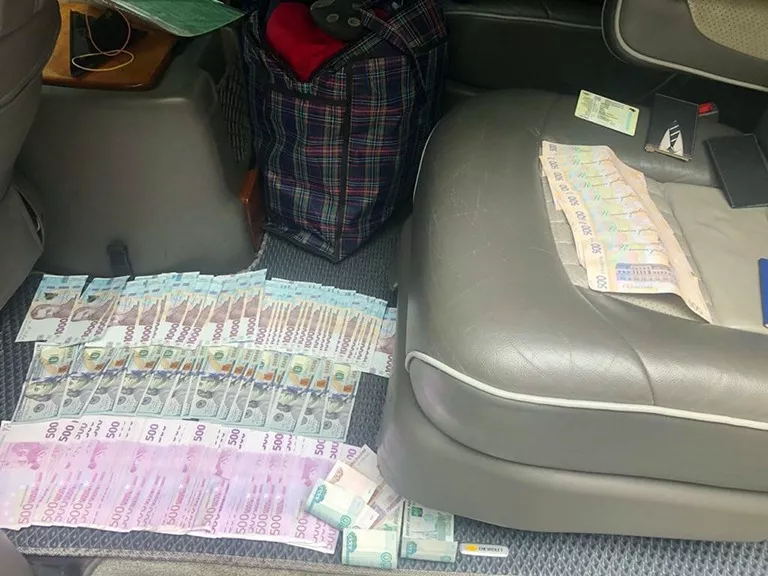 Частину вкрадених грошей знайшли в машині організатора пограбування. Фото: zap.gp.gov.ua