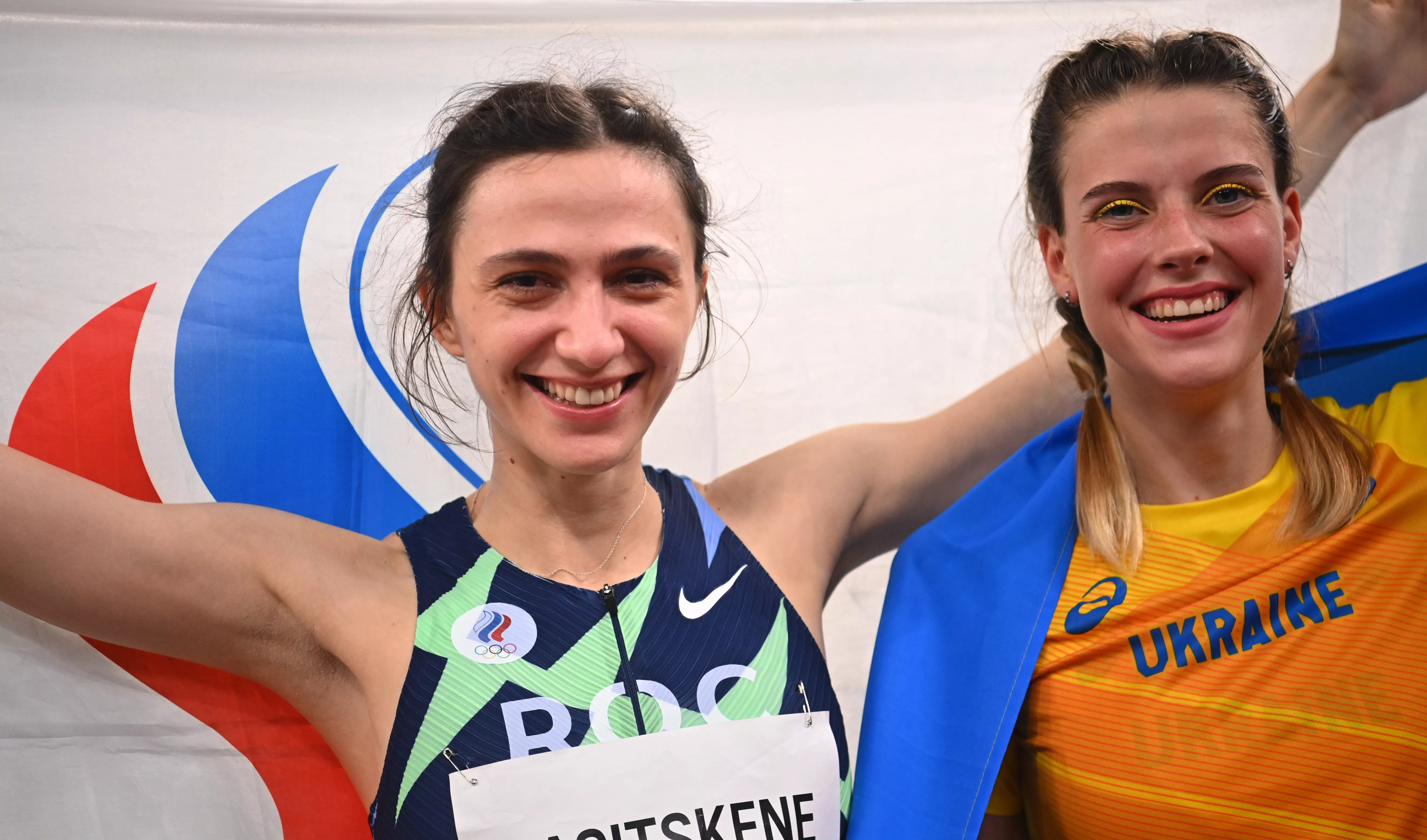 Ярослава Магучих и Мария Ласицкене после финала соревнований на Олимпиаде-2020
