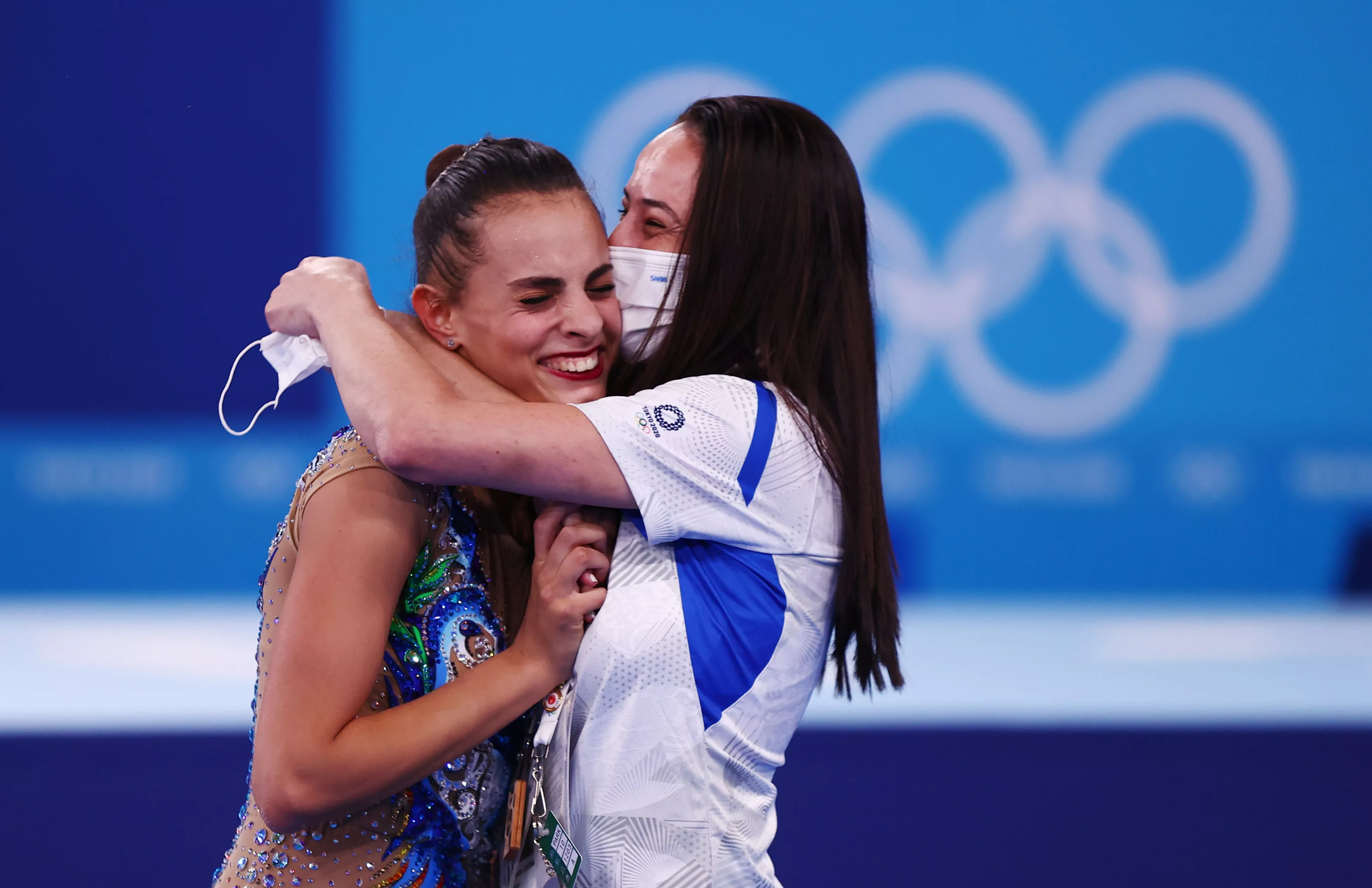 Айелет Зуссман и Линой Ашрам радуются победе на Олимпиаде-2020