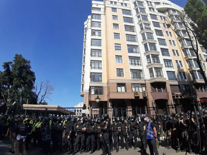 Силовики охраняют въезд к дому Зеленского, куда двинулись протестующие. Фото: коллаж "Сегодня"