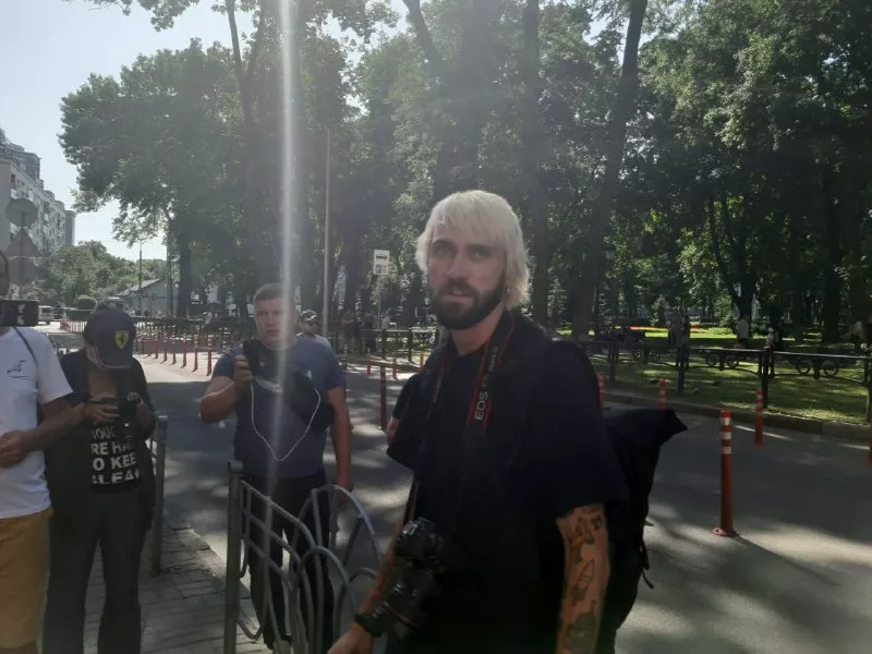 Протестующие избили фотокорреспондента издания "Буквы" Александра Кужельного. Фото: Игорь Серов, "Сегодня"