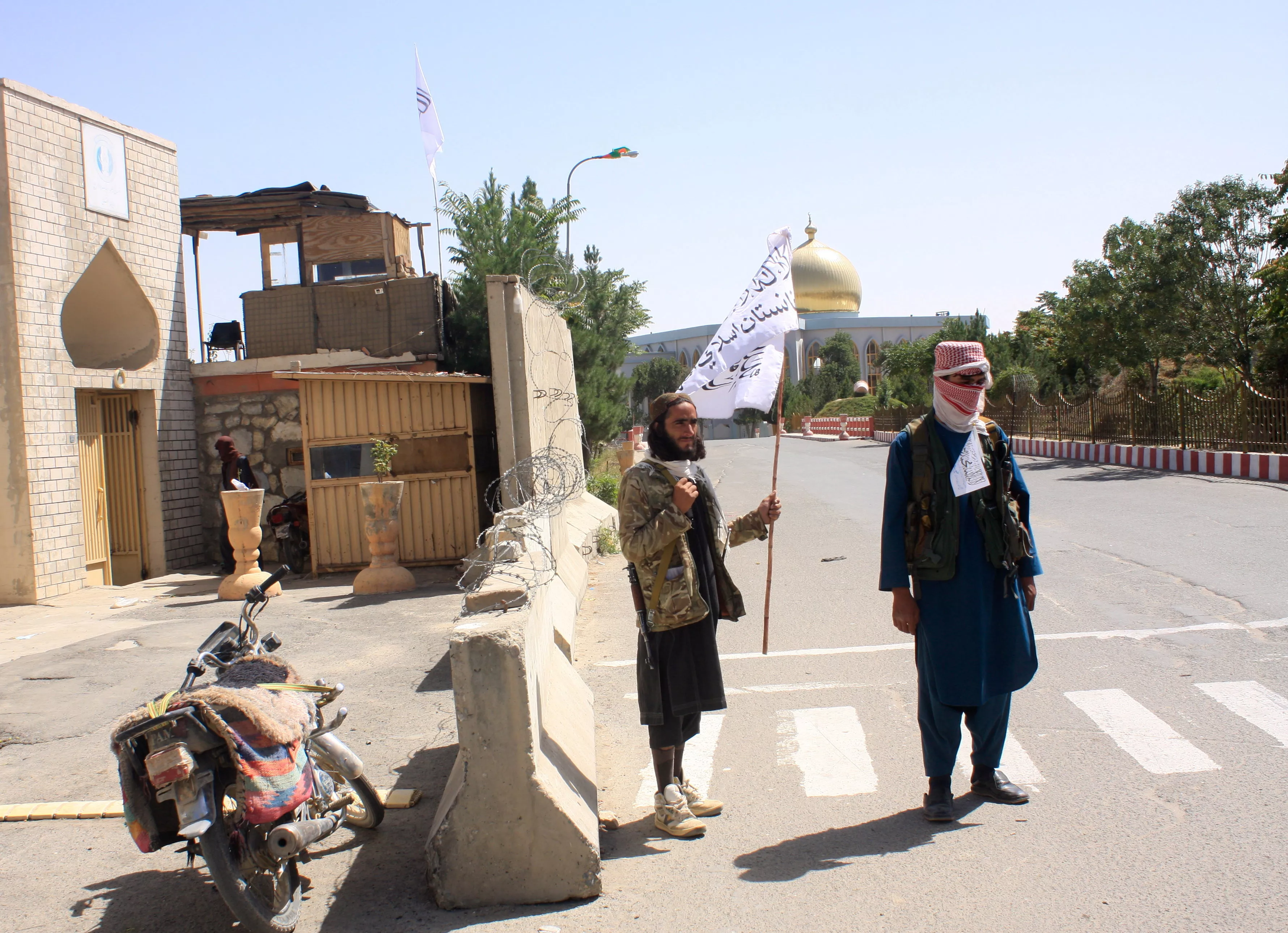 Движение "Талибан" имеет белый флаг.  Значит, нельзя носить обувь такого цвета – это неуважение к флагу / Фото Reuters