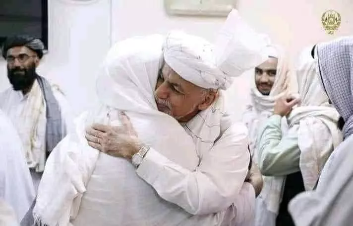 Ашраф Гани обнимает представителя "Талибана"