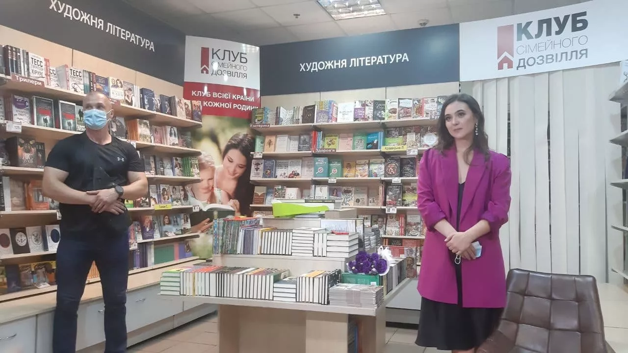 Юлия Мендель с охраной на презентации книги. Фото Игорь Серов, "Сегодня"