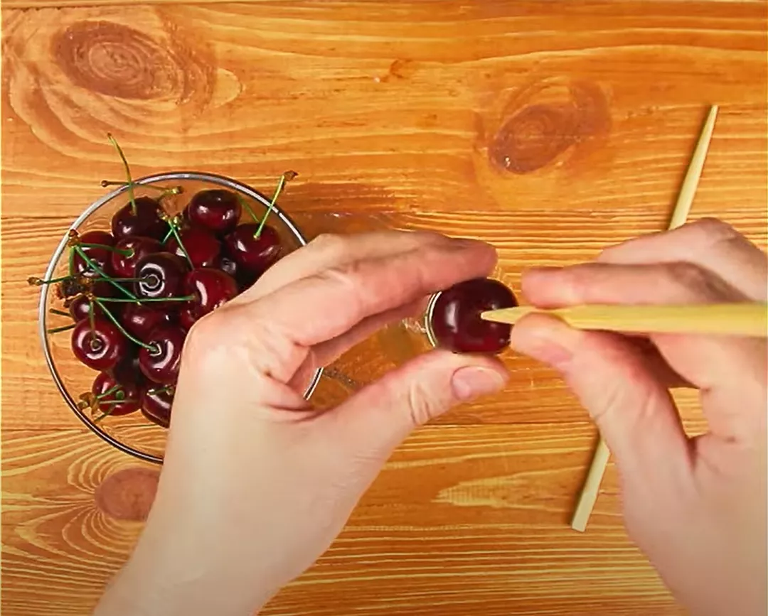 Как удалить косточки из ягод