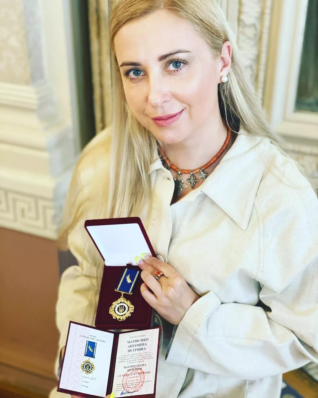Тоня Матвієнко показала орден, яким її нагородила 