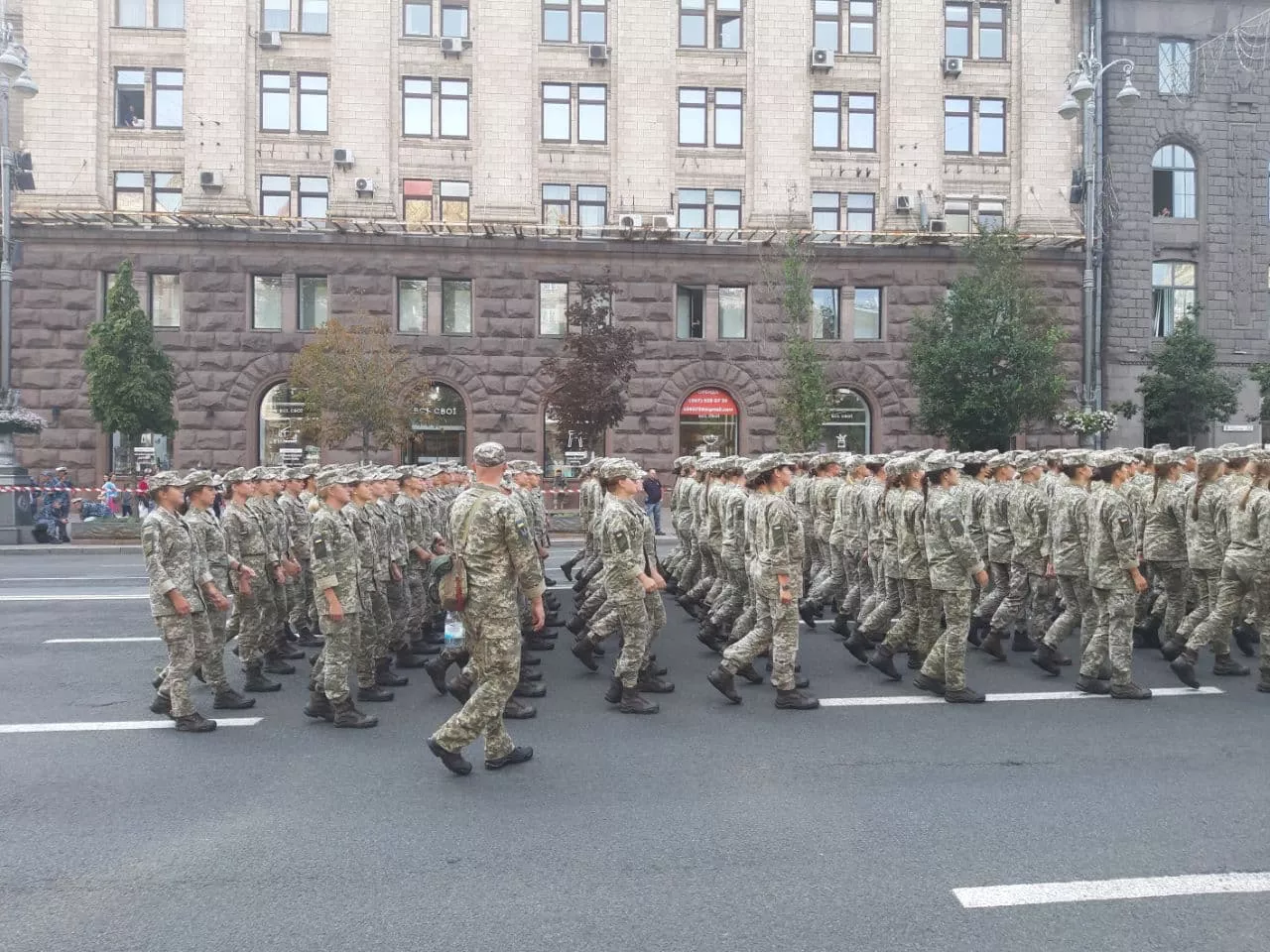 Маршируют женщины-военные
