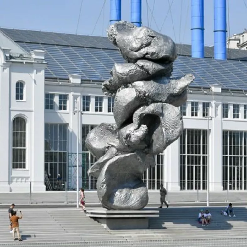 Скульптура Урса Фишера в Москве
