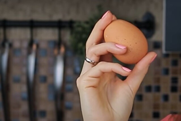 Як перевірити свіжість яєць. Фото: скріншот із YouTube/Без Фартука