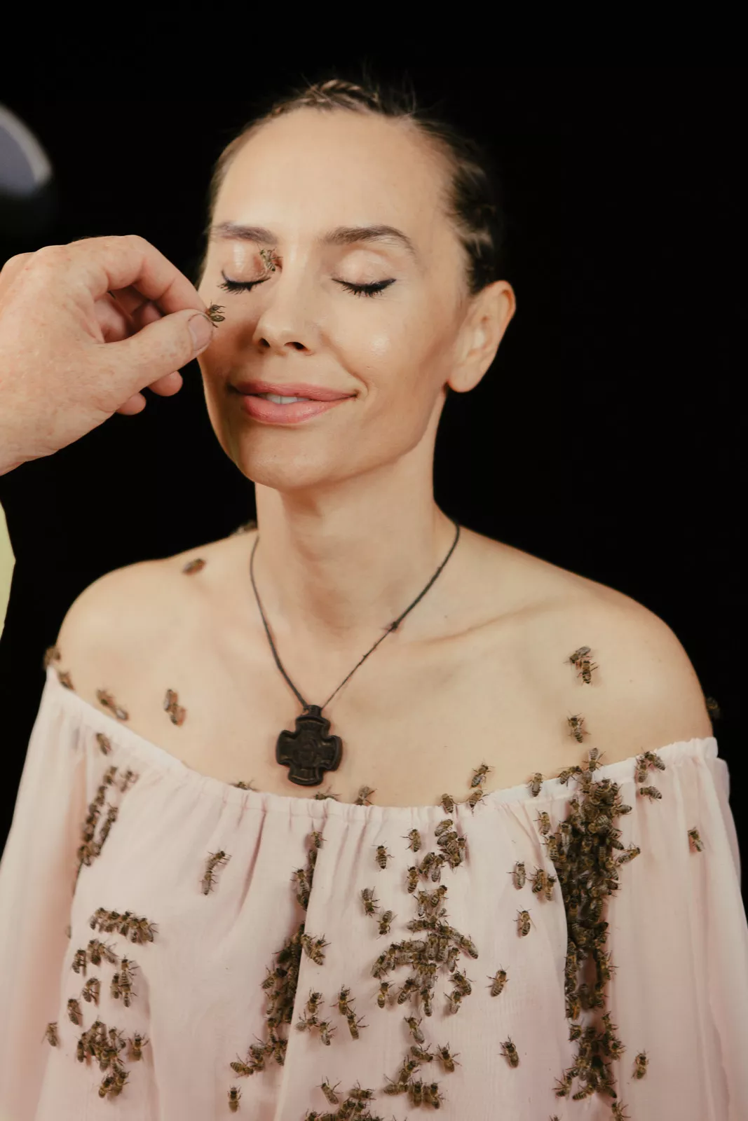 Віталіна Ющенко знялася з бджолами на шкірі