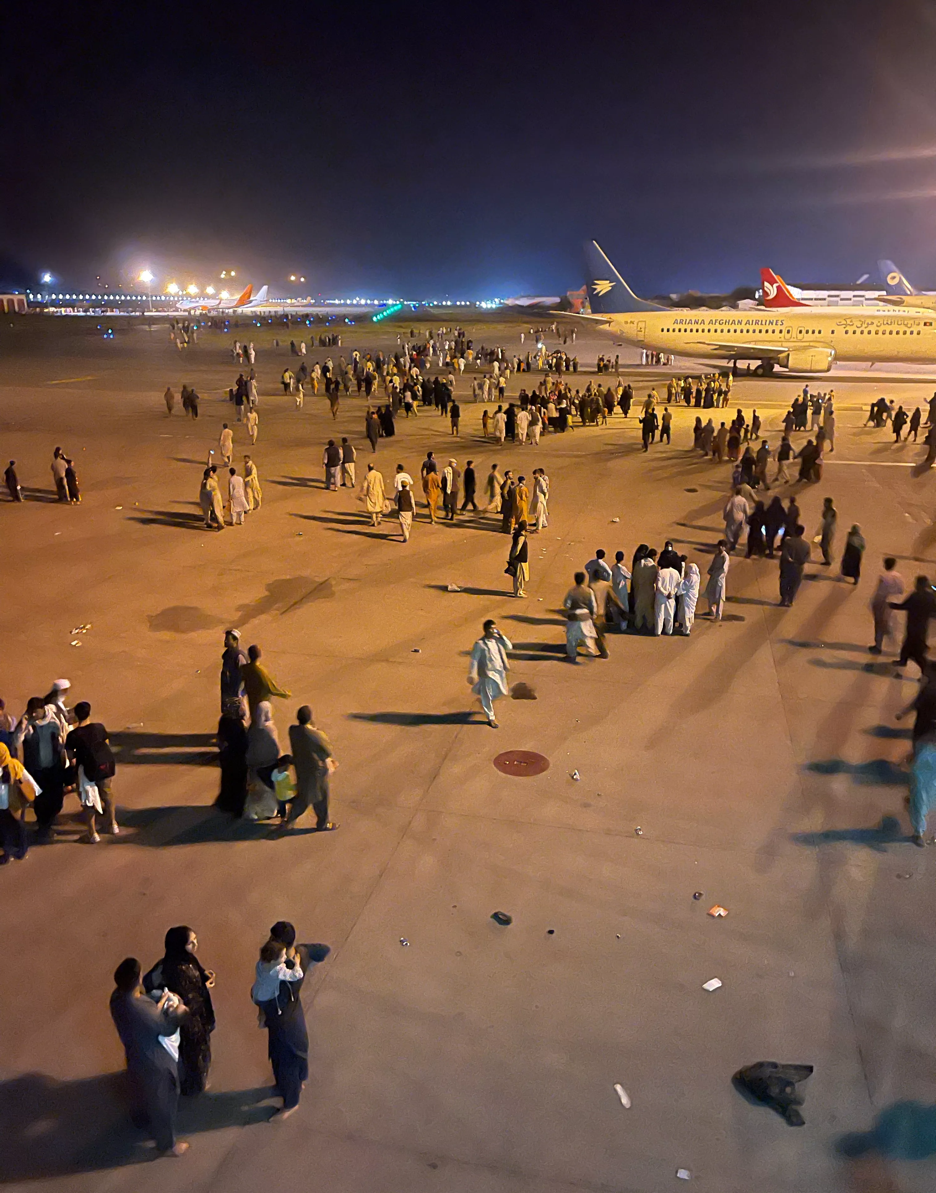 По территории аэропорта бродят сотни тех, кто надеется покинуть Афганистан / Фото Reuters
