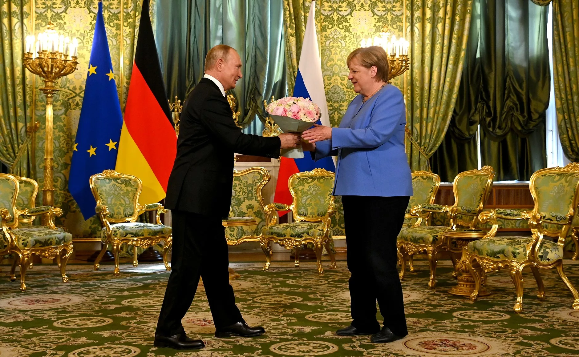 Путин подарил Меркель цветы