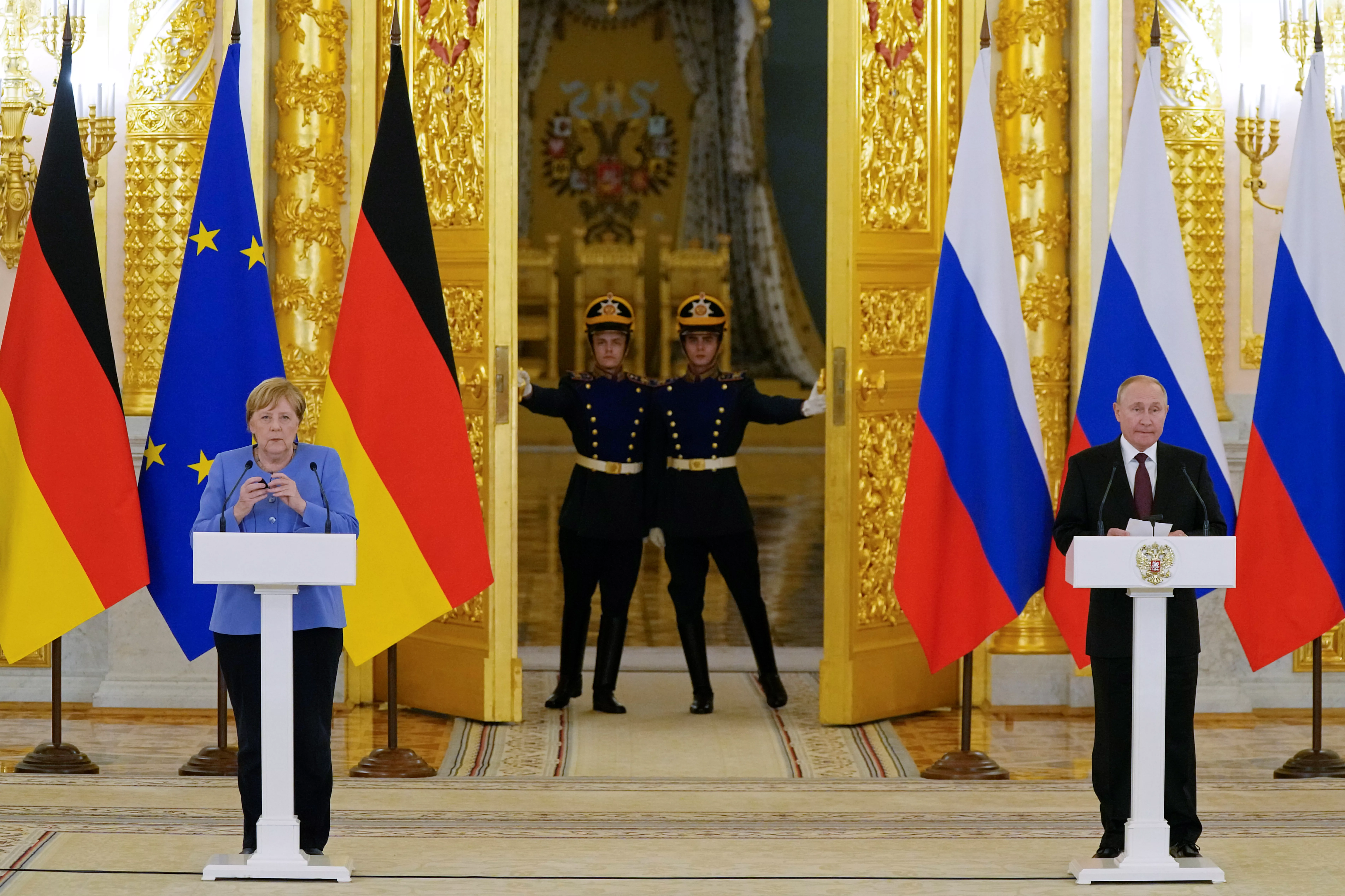 Канцлер ФРГ Ангела Меркель и президент России Владимир Путин остались на своих позициях по всем ключевым вопросам / Фото Reuters