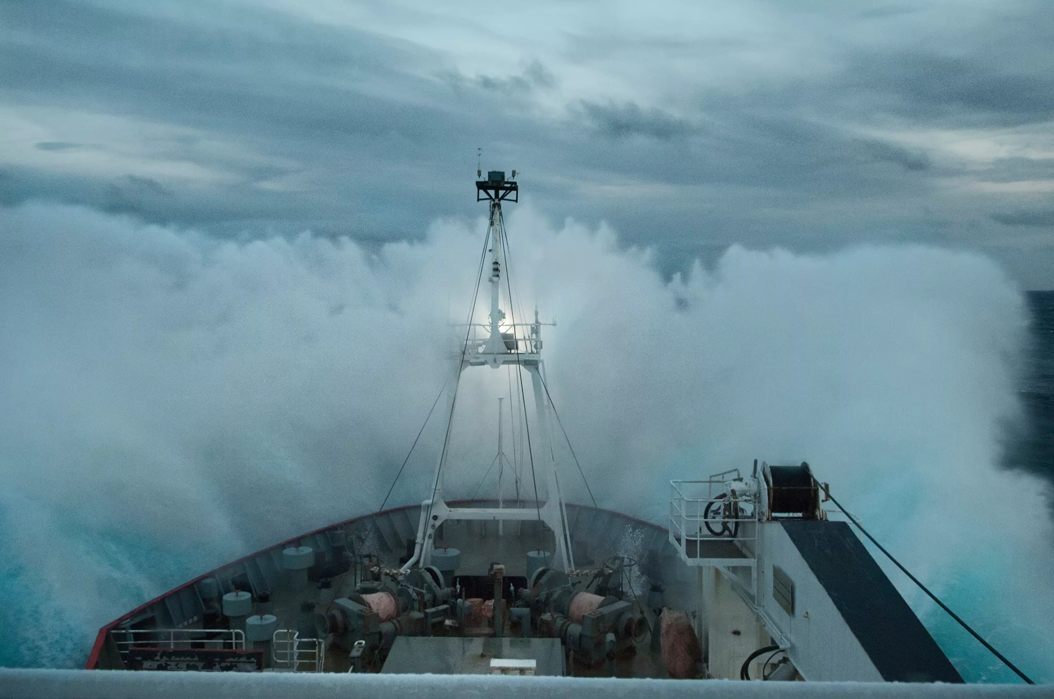 Ледокол в океане. Фото: Национальный антарктический научный центр