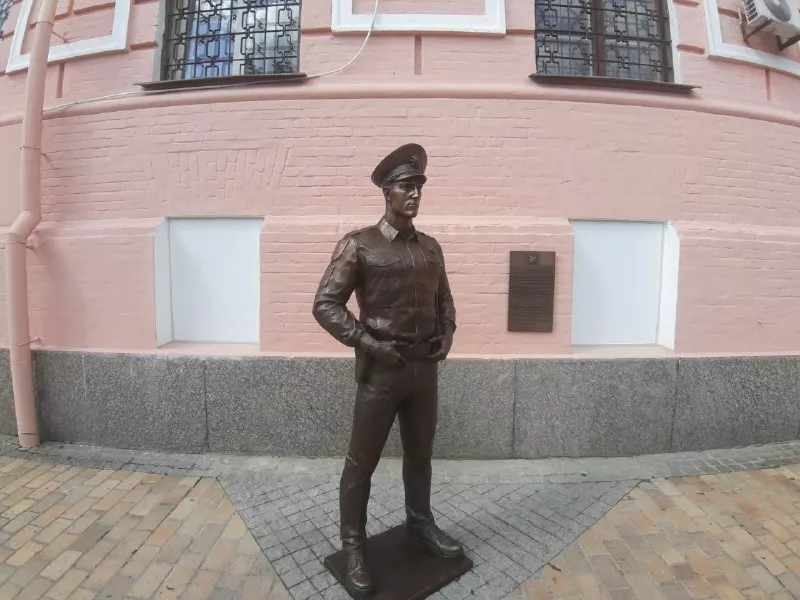 Бронзовий пам'ятник на честь правоохоронців. Фото: "Сьогодні"