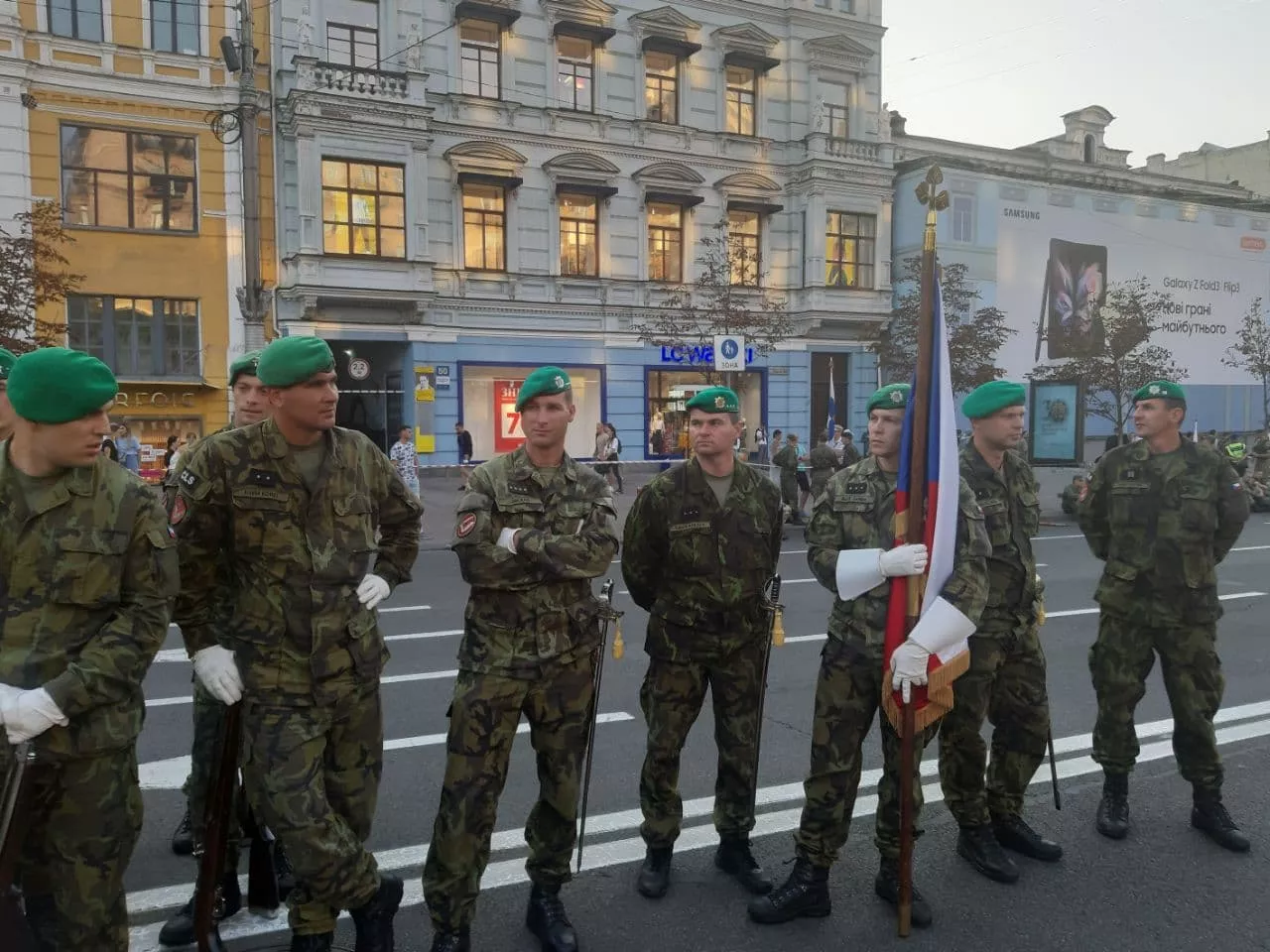 Чешские военнослужащие на Крещатике.