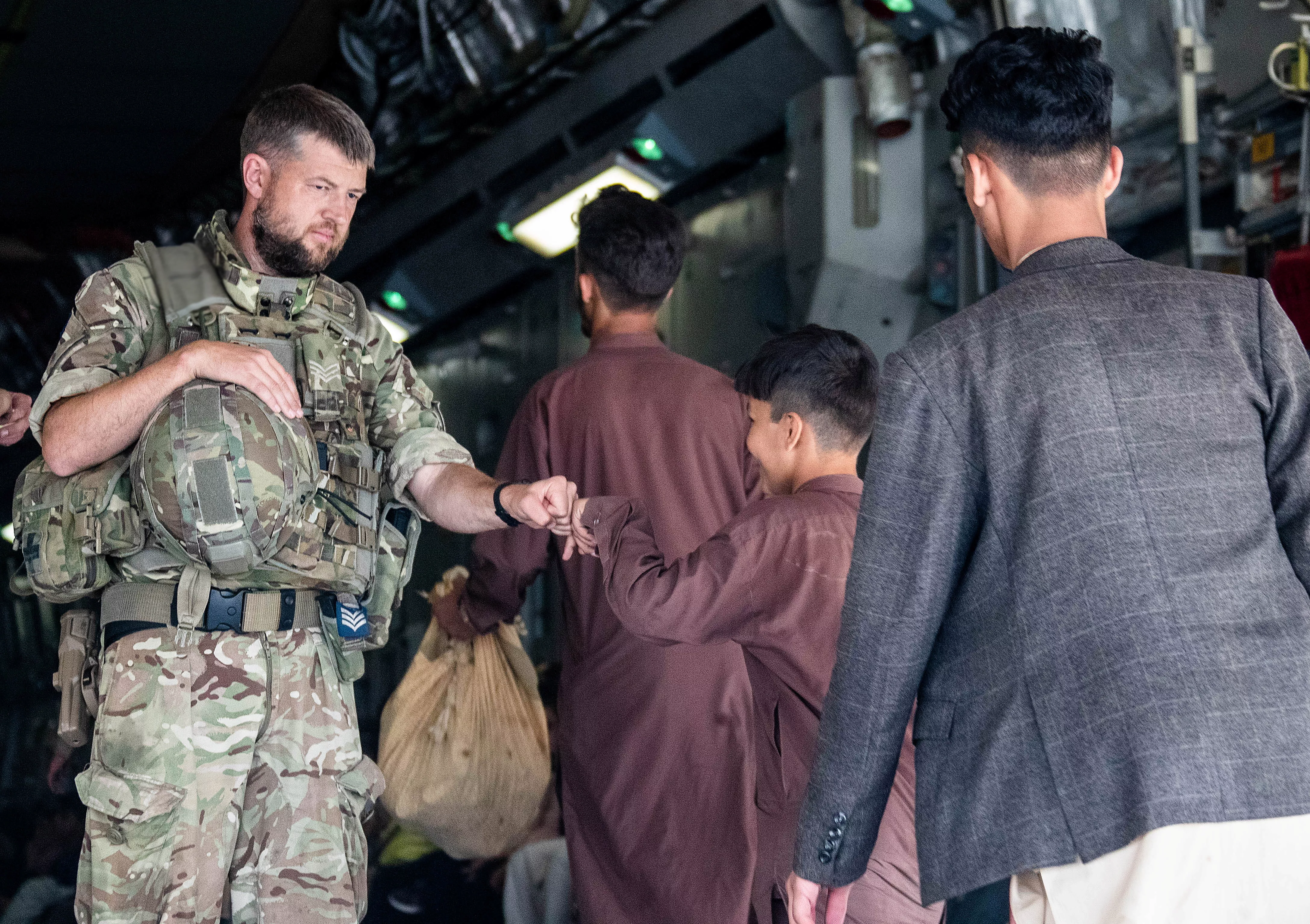 Літак армії Великобританії сьогодні вивіз кілька сотень сімей афганців, які працювали разом з ними / Фото Reuters