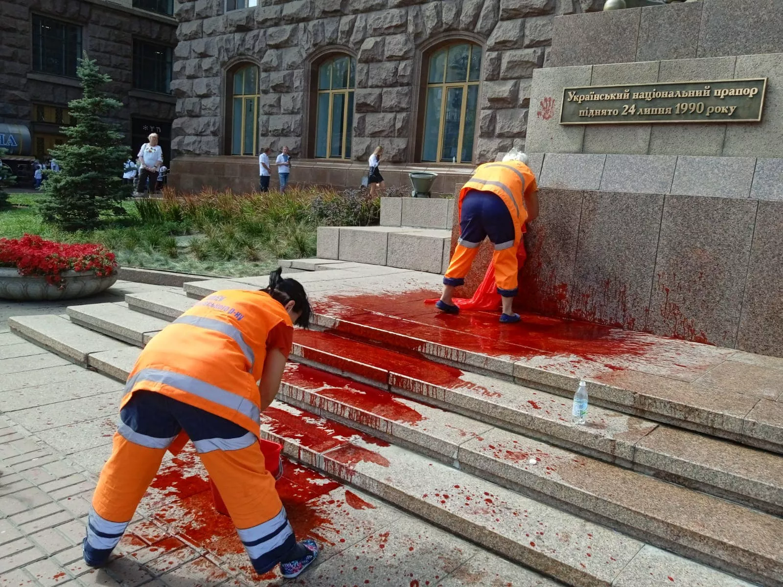 Коммунальщики пытаются отмыть краску. Фото: КГГА