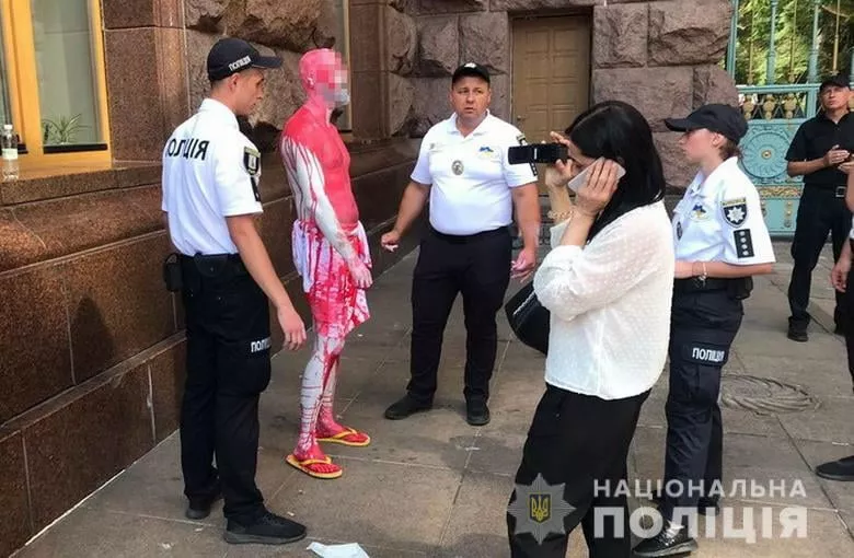 Чоловік облив себе рожевою фарбою. Фото: Нацполіція Києва