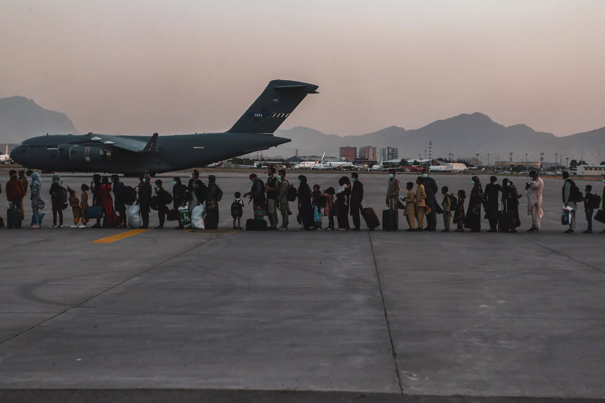 Американці продовжують вивозити на військових бортах сотні афганців, які раніше працювали з ними/Фото Reuters