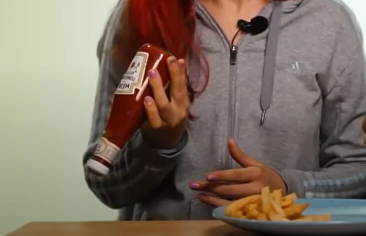 Як дістати кетчуп з банки. Фото: скріншот з YouTube/Физика от Побединского
