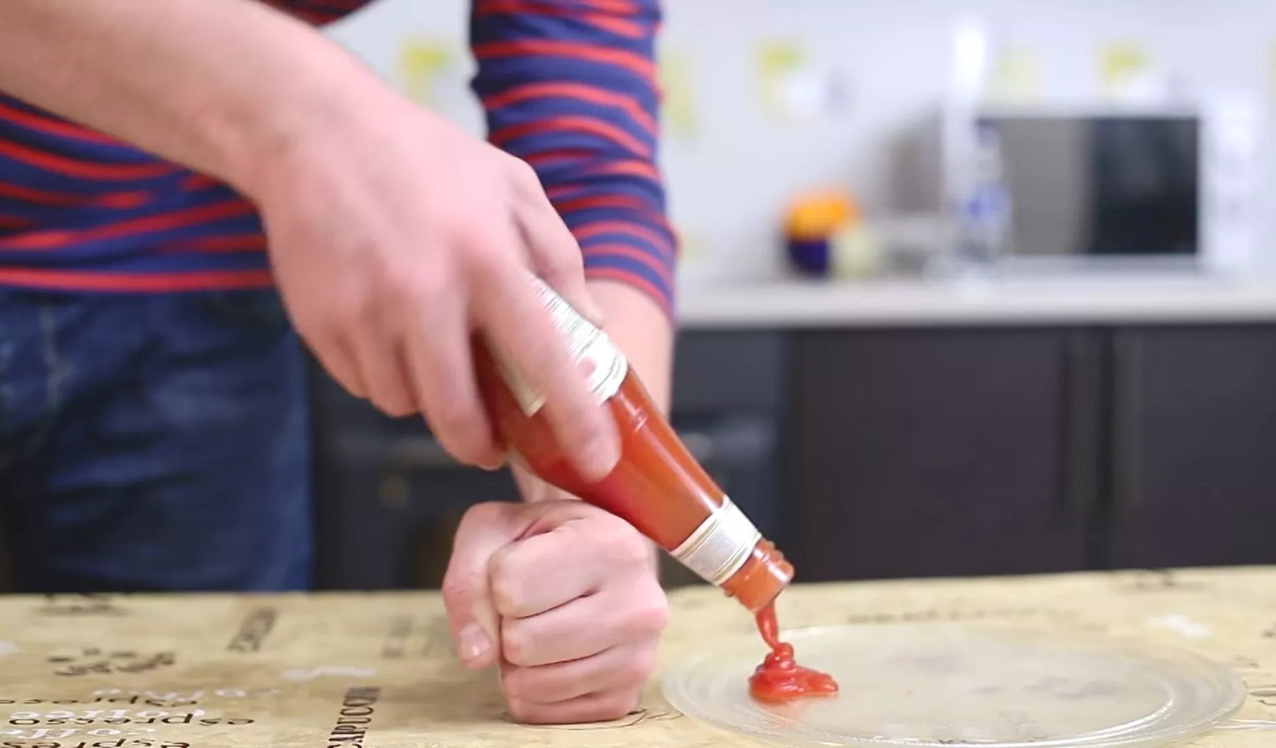 Як дістати кетчуп з банки. Фото: скріншот з YouTube/F.DIY