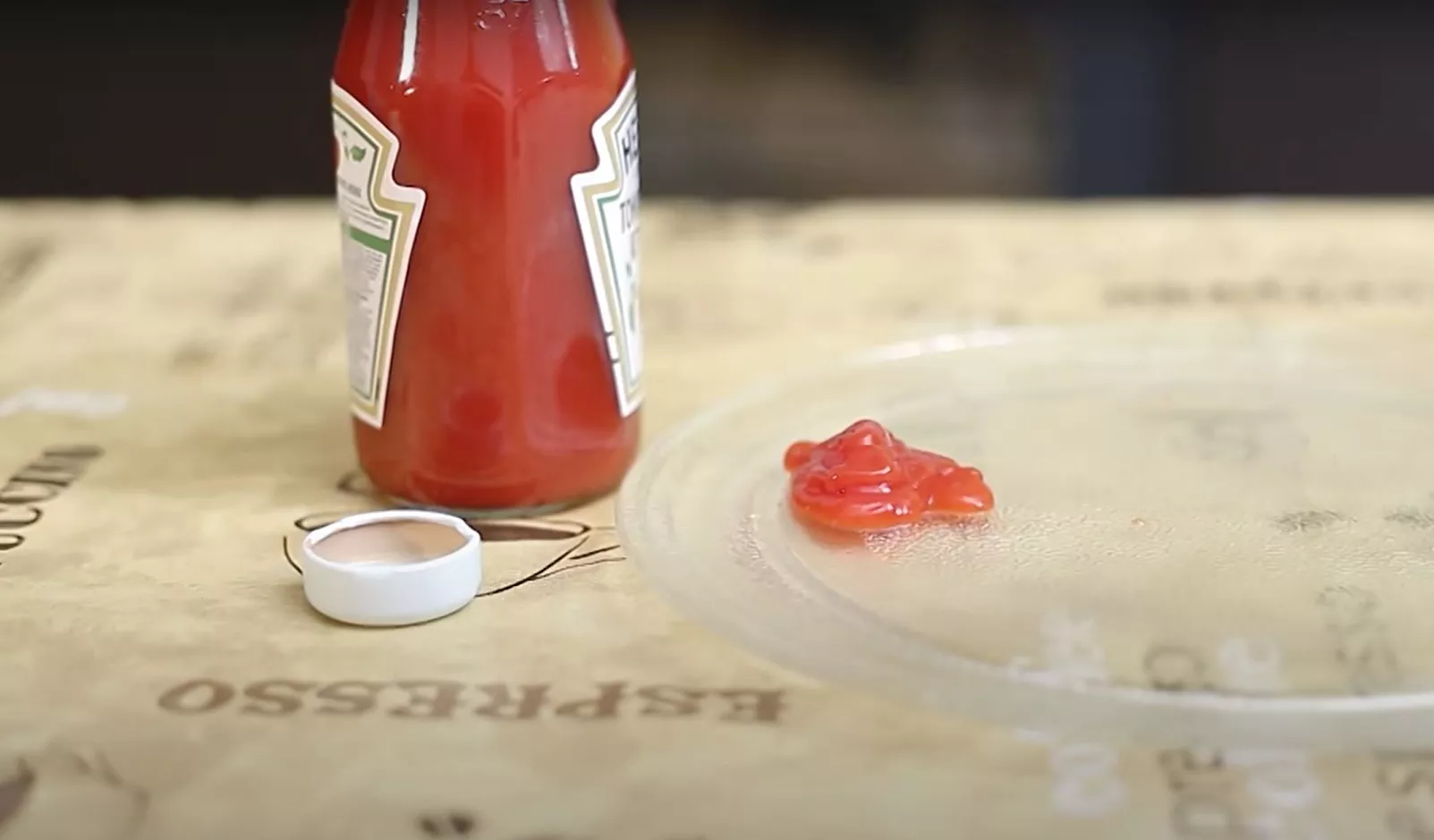 Как достать кетчуп из банки. Фото: скриншот из YouTube/F.DIY