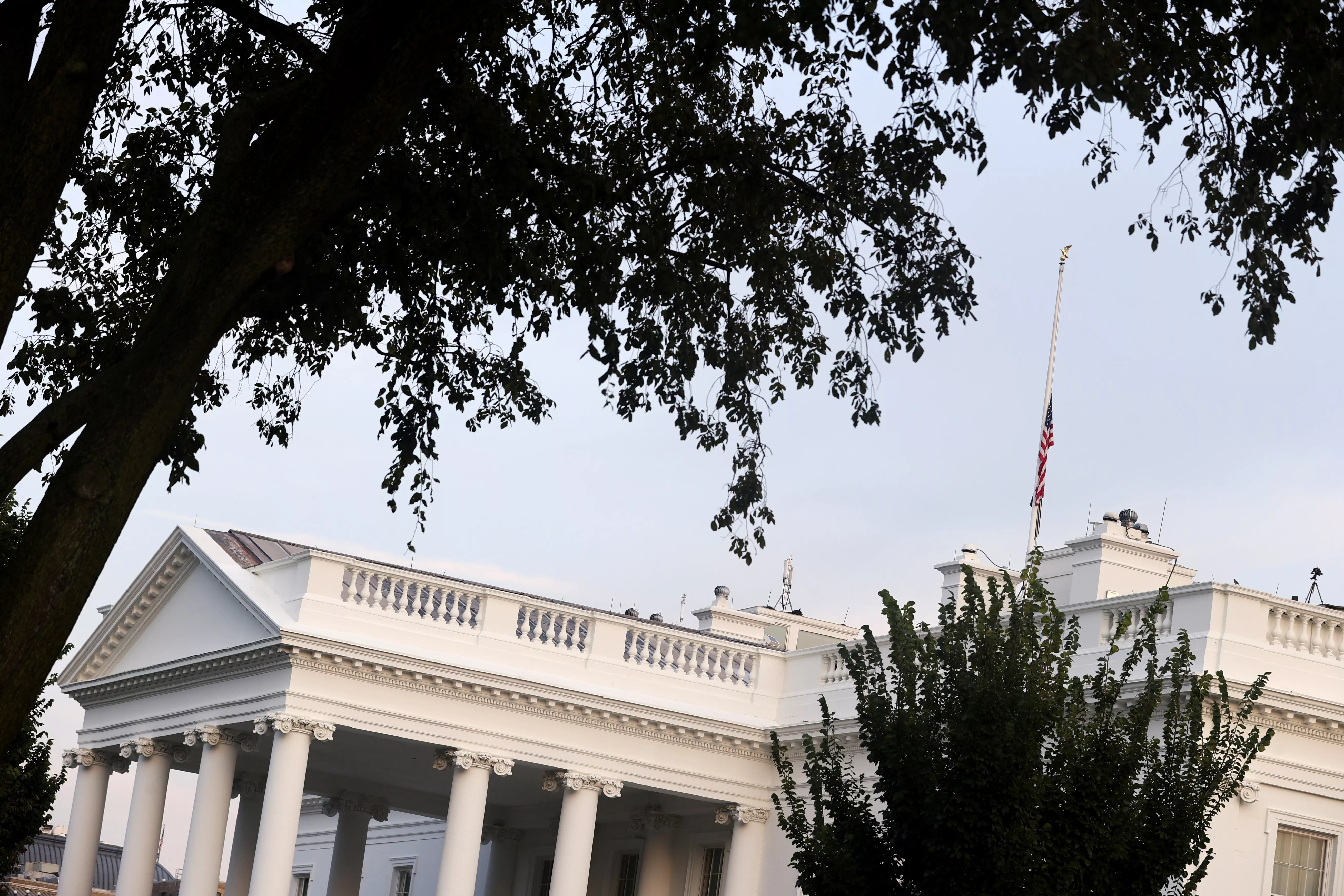 Флаг над Белым домом снова опущен из-за гибели американцев в Азии / Фото Reuters