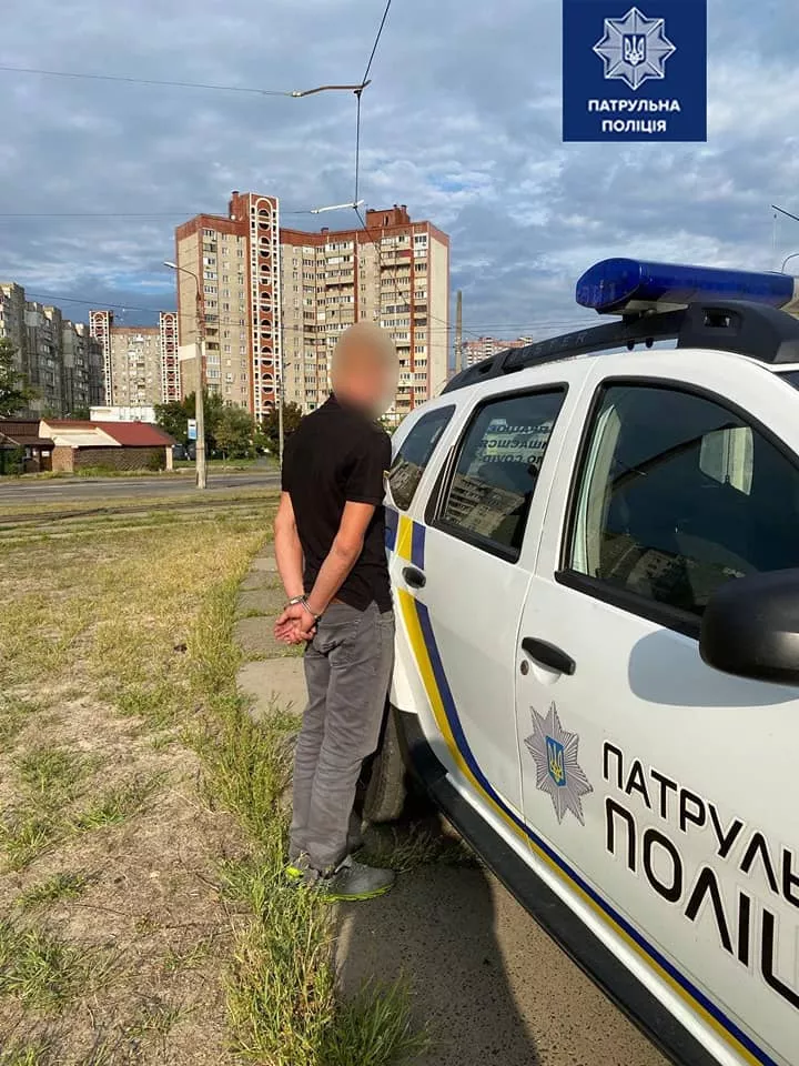 Подозреваемого задержали правоохранители. Фото: facebook.com/kyivpatrol